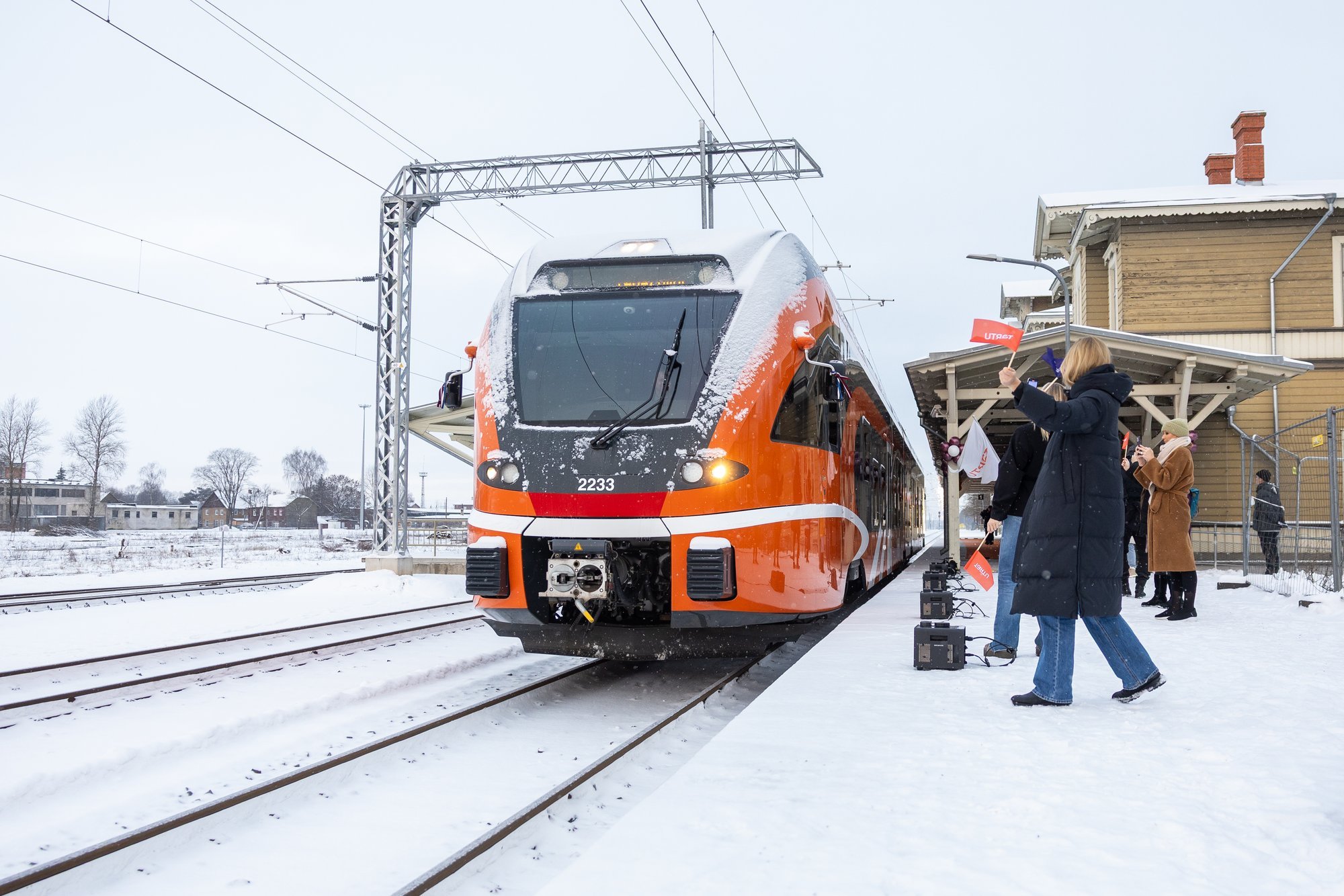 Vagun inimesi täis tuubitud. Riia liin muutis rongiga Tallinnas töölkäijate teekonna parajaks katsumuseks