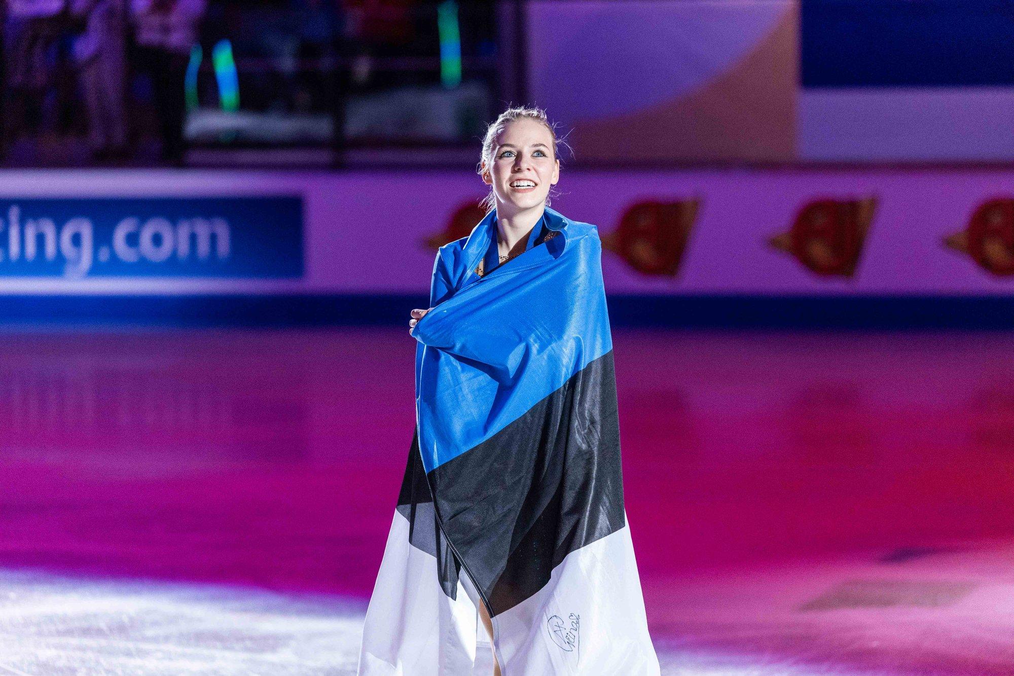 VIDEO JA FOTOD | Kuldne Niina Petrõkina võeti Tallinna lennujaamas pidulikult vastu