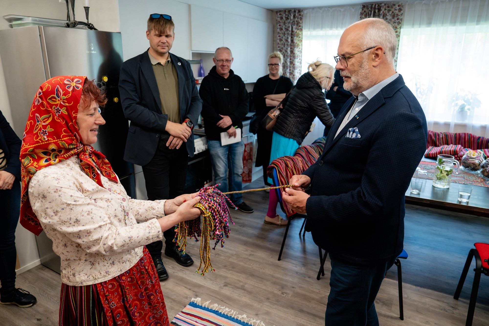 Teenetemärgi saanud Kihnu elu edendaja Veera Leas lubab presidendi peoks uued pastlad teha