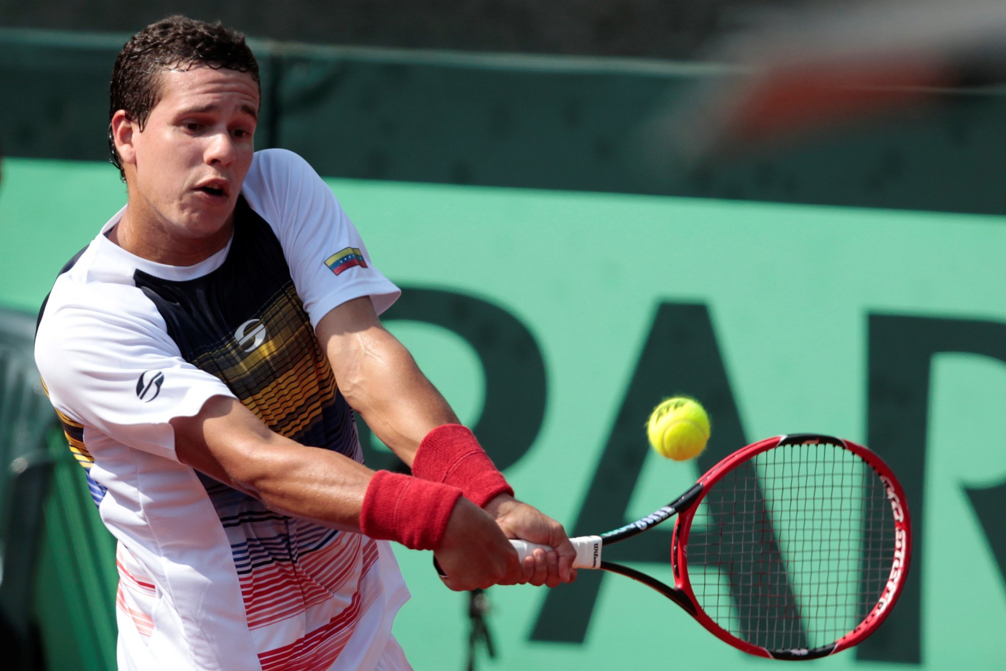 Vastaste suunas ahvihäälitsusi teinud profitennisistid võeti pärast mängu vahi alla