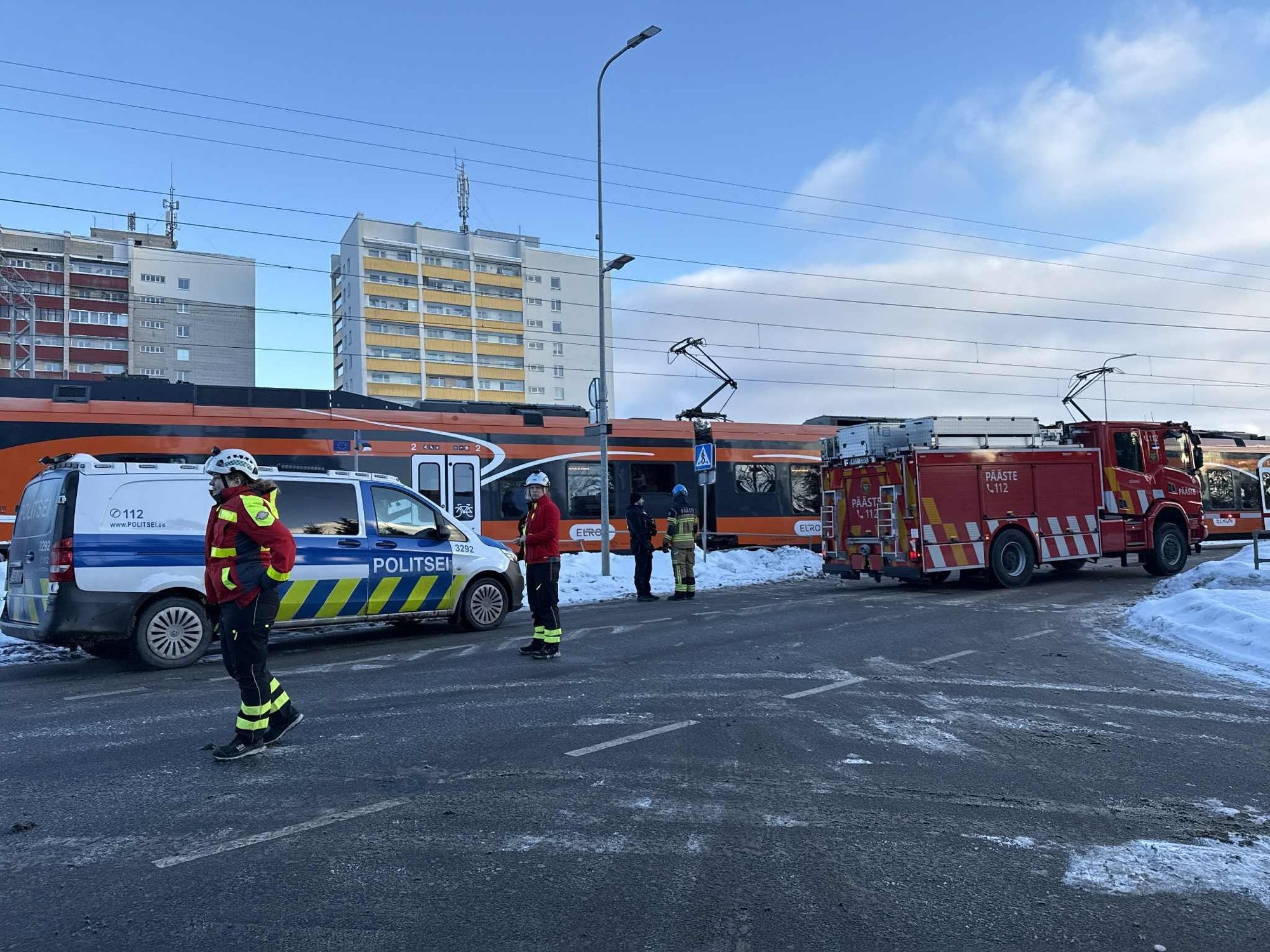 Pääsküla raudtee ülesõidul lumevalli sõitnud sõiduauto jäi osaliselt seisma raudteele, keegi viga ei saanud