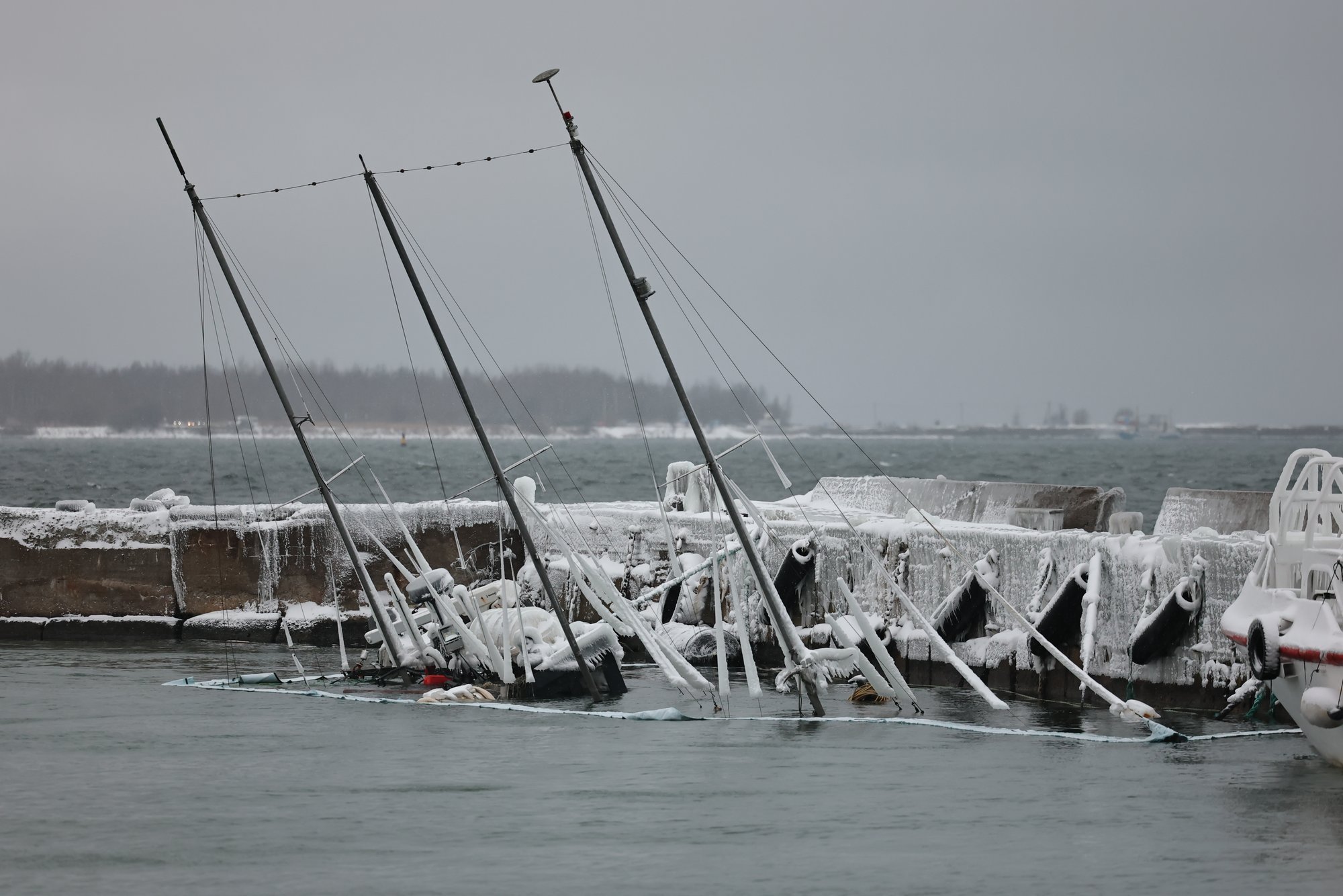Võimalik, et lennusadamas uppunud õppelaev Juku õnnestub elule putitada. Omanik on lootusrikas