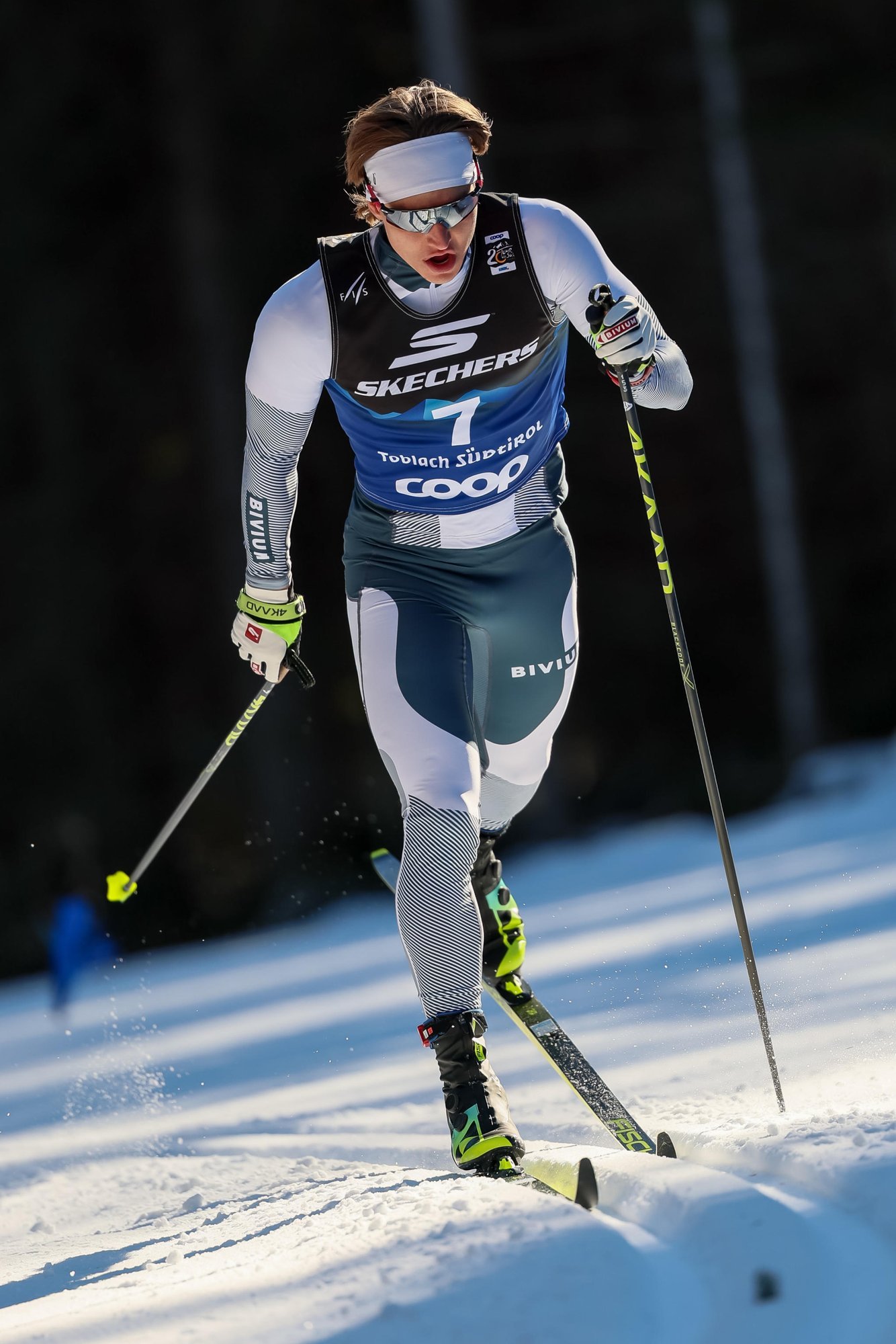 Tour de Skil ilma akrediteeringuta tegutsev venelasest treener siunas meediat ja põikas teravatest küsimustest kõrvale