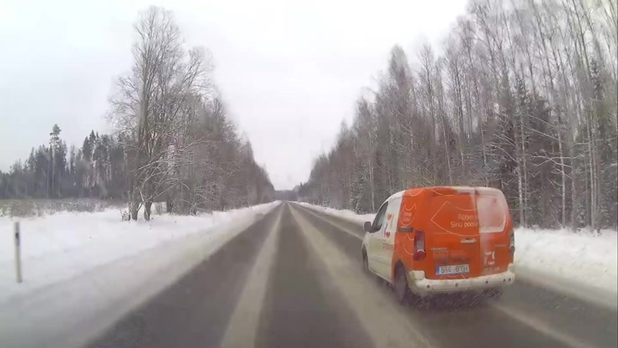 PARDAKAAMERA VIDEO | Valgas ärandas purjus mees Omniva postiauto ning otsustas politsei eest põgeneda