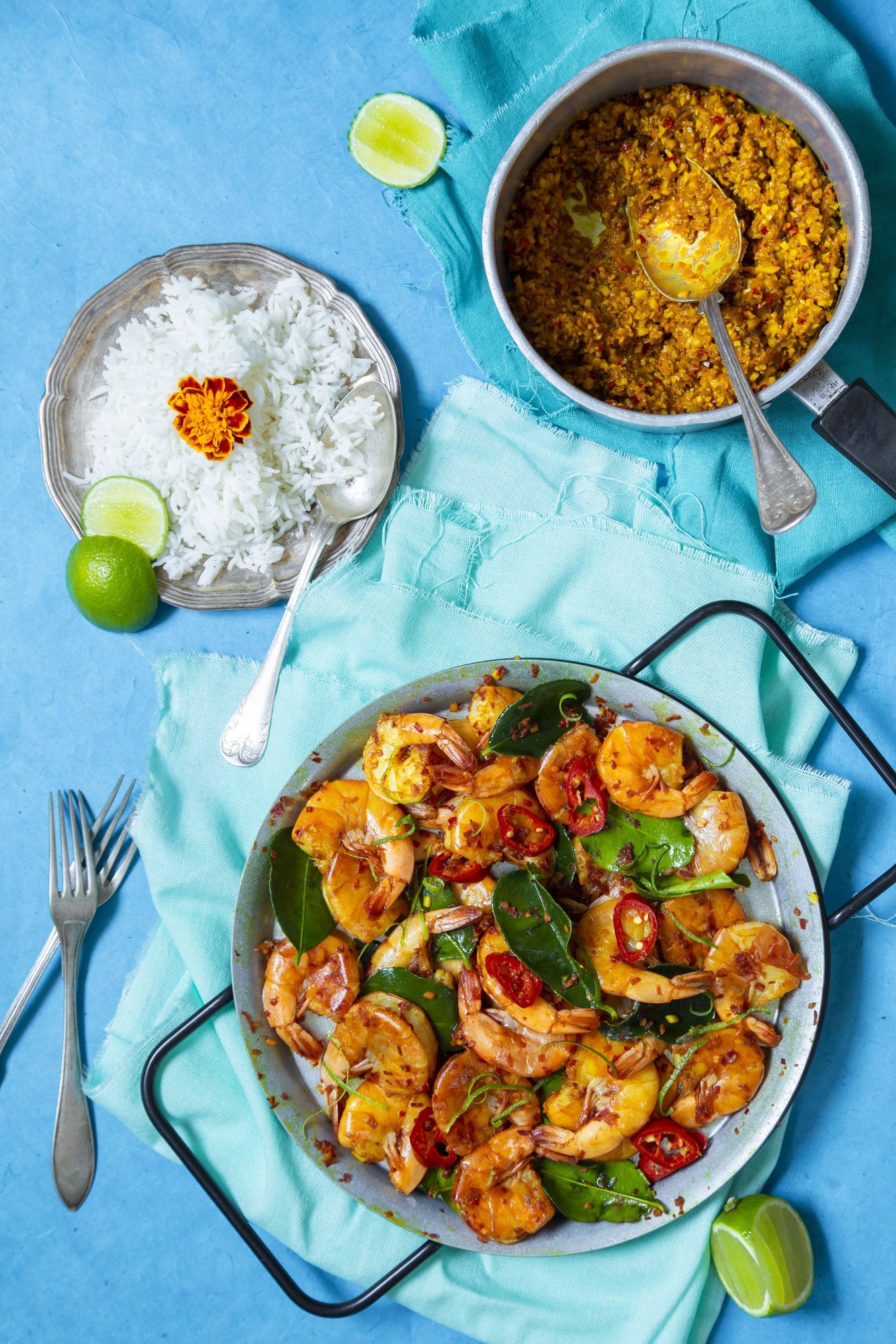 Midagi krehvtist ja särtsakat mageda kartuli ja makaroni vahele: aromaatse maitsepastaga krevetid kookose ja kahvrilaimi kastmes