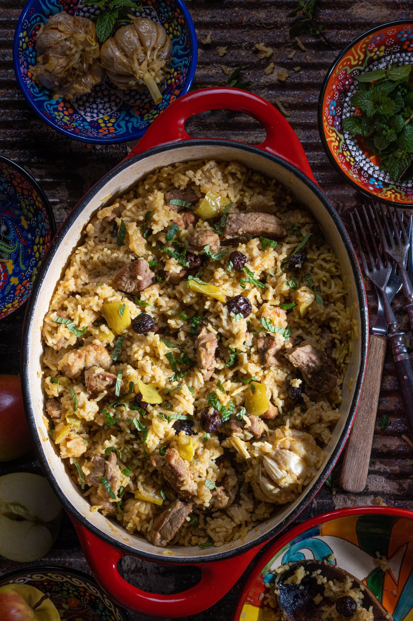 Korralik kõhutäis pärast suusatamist või lumerookimist: sealihapilaff õuntega