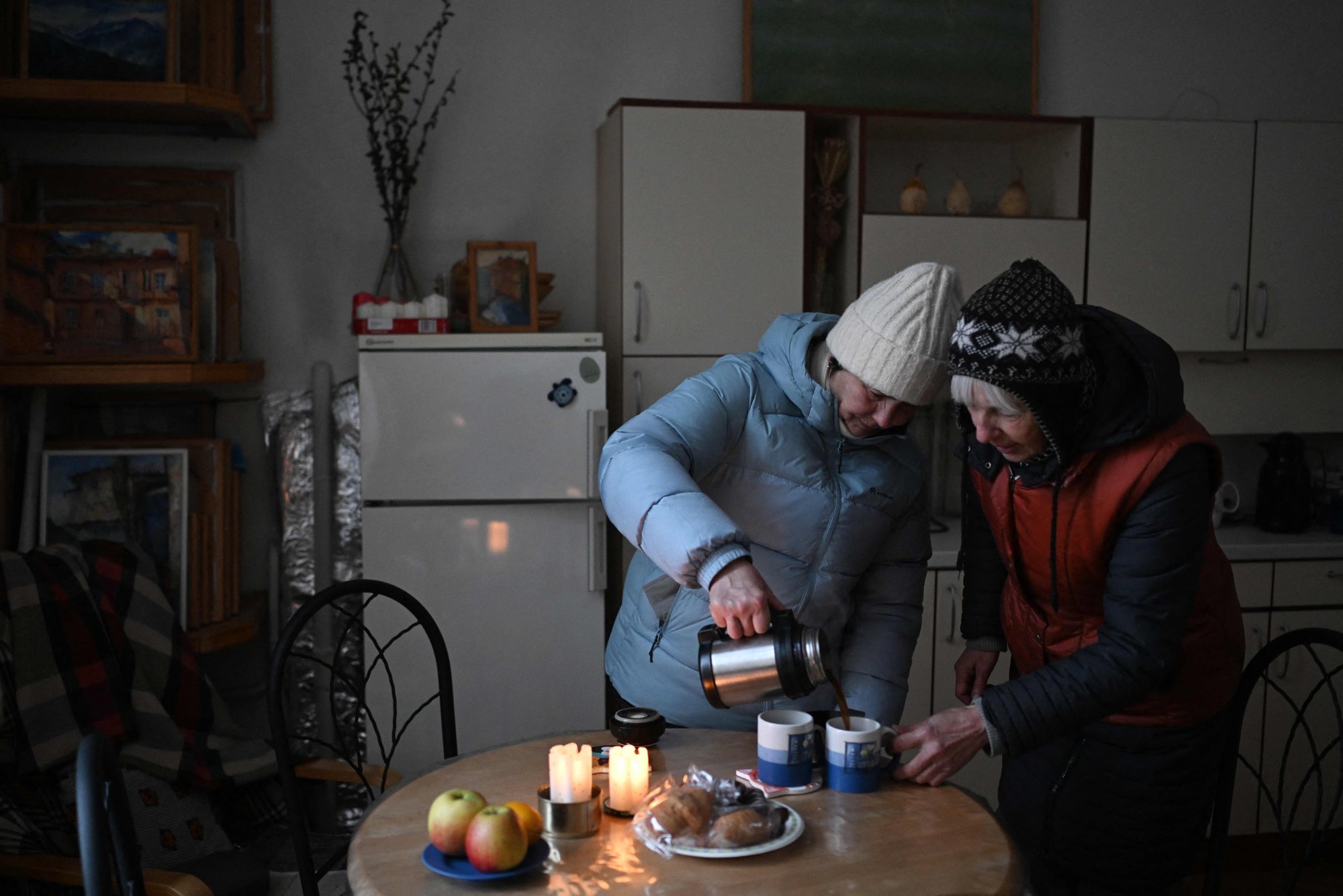 Talv Ukrainas. Kütte puudumise korral aitavad ellu jääda küünla või gaasileegiga kuumutatud kivikamakad