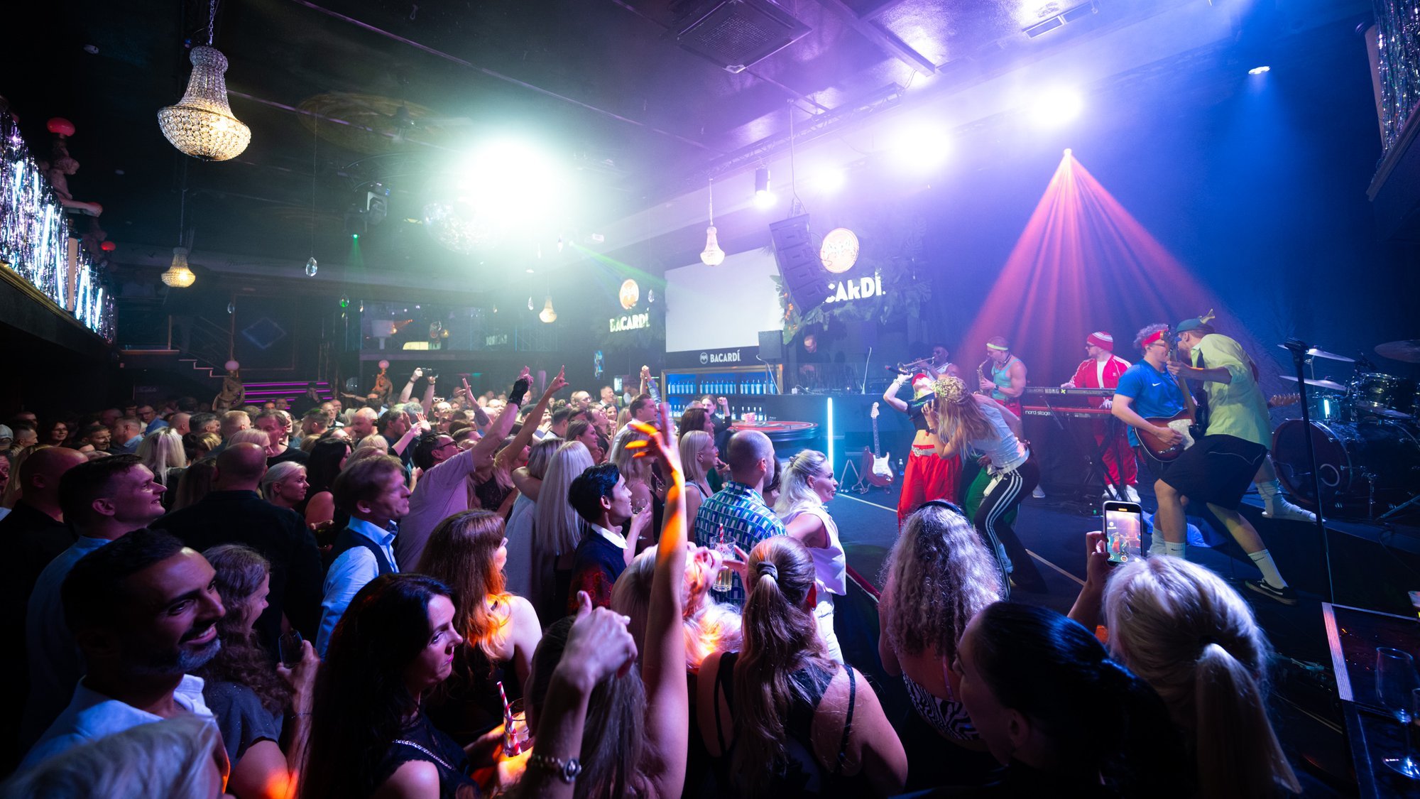 Omanikud leti taga, uksed pool nädalat lukus. Venus Clubi juht tõdeb, et ellu jäävad vähesed klubid