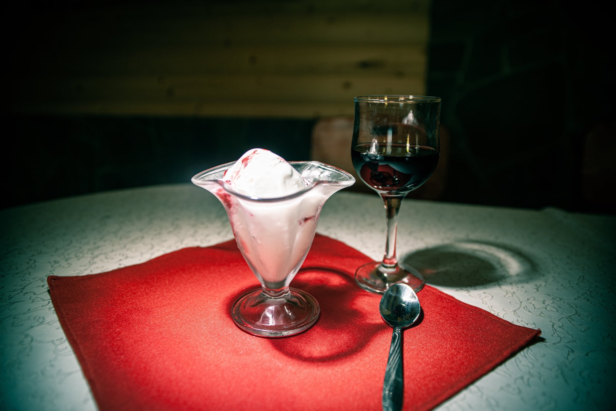 VIRAALNE HITT | Kahe koostisosaga täiskasvanute magustoit - vanillijäätis punase veiniga hullutab maailma