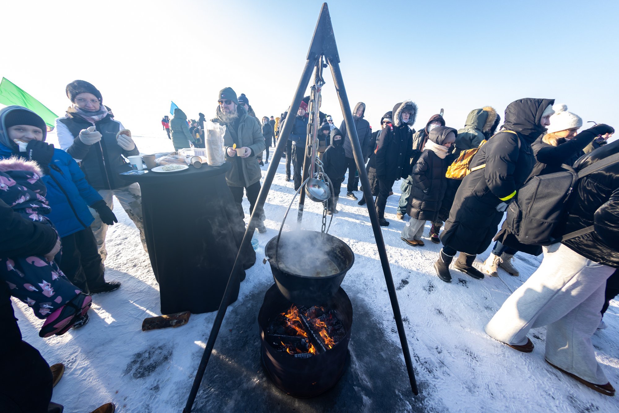 FOTOD | Talvine kalapidu Pärnu merejääl tõi kokku sajad inimesed
