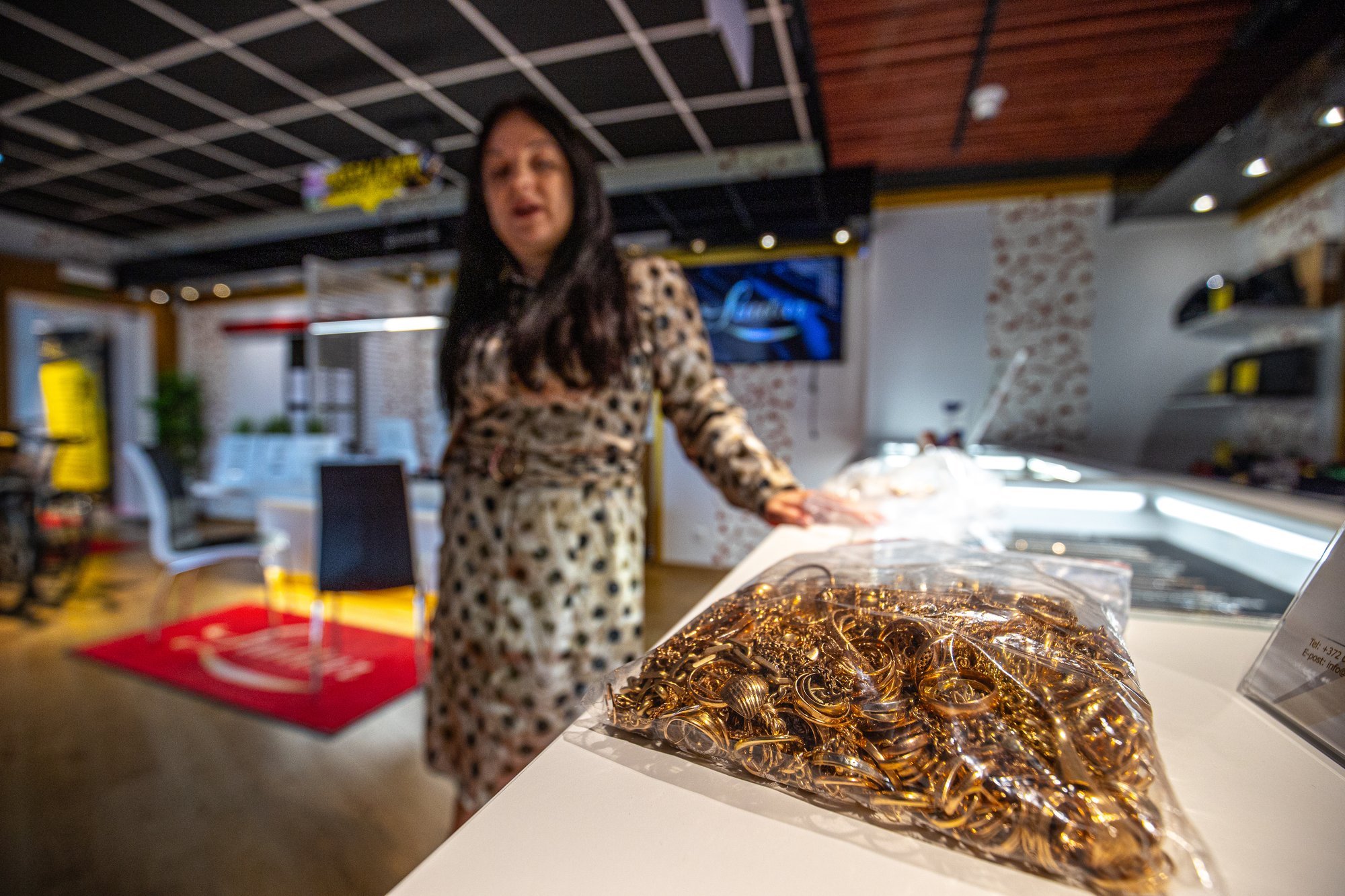 Eestis tuuakse iga kuu müüki kilode viisi kulda. Ehete eest saab praegu varasemast poole rohkem raha