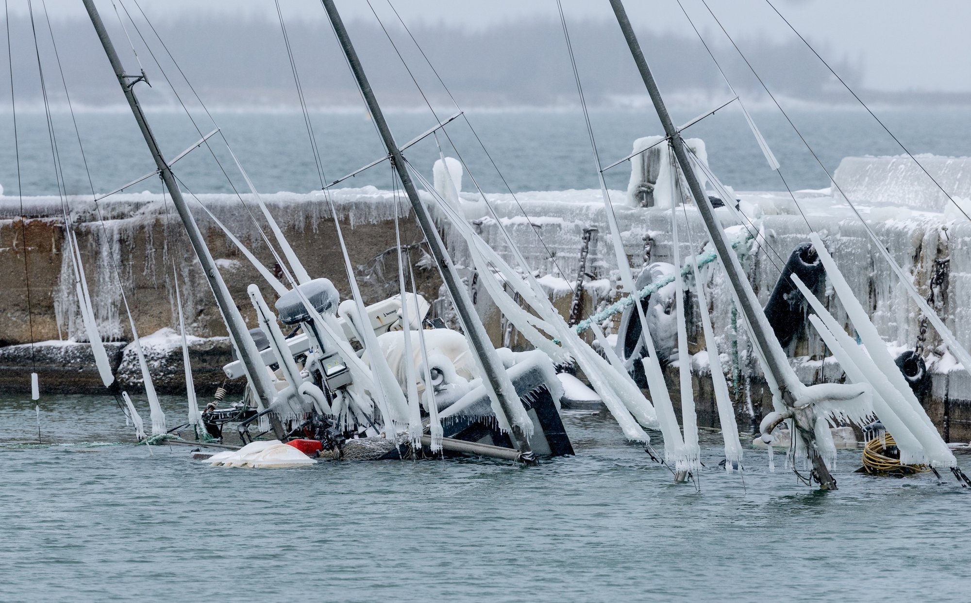 FOTOD | Lennusadamas vajus jää raskuse all põhja kaks laeva. Ühe omanik viitab, et tema alusele sai saatuslikuks voolukatkestus