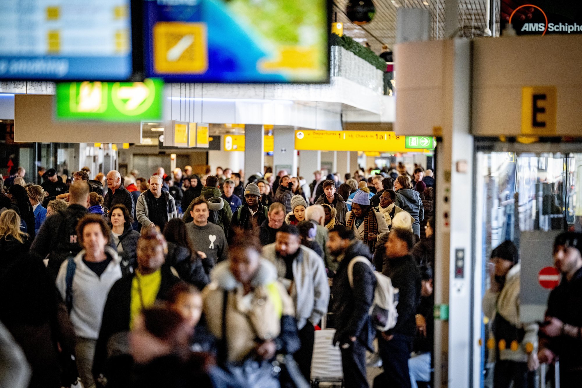VIDEO | Külm ja lumi on tekitanud Amsterdami lennujaamas reisikaose. Tühistatud on umbes 475 lendu