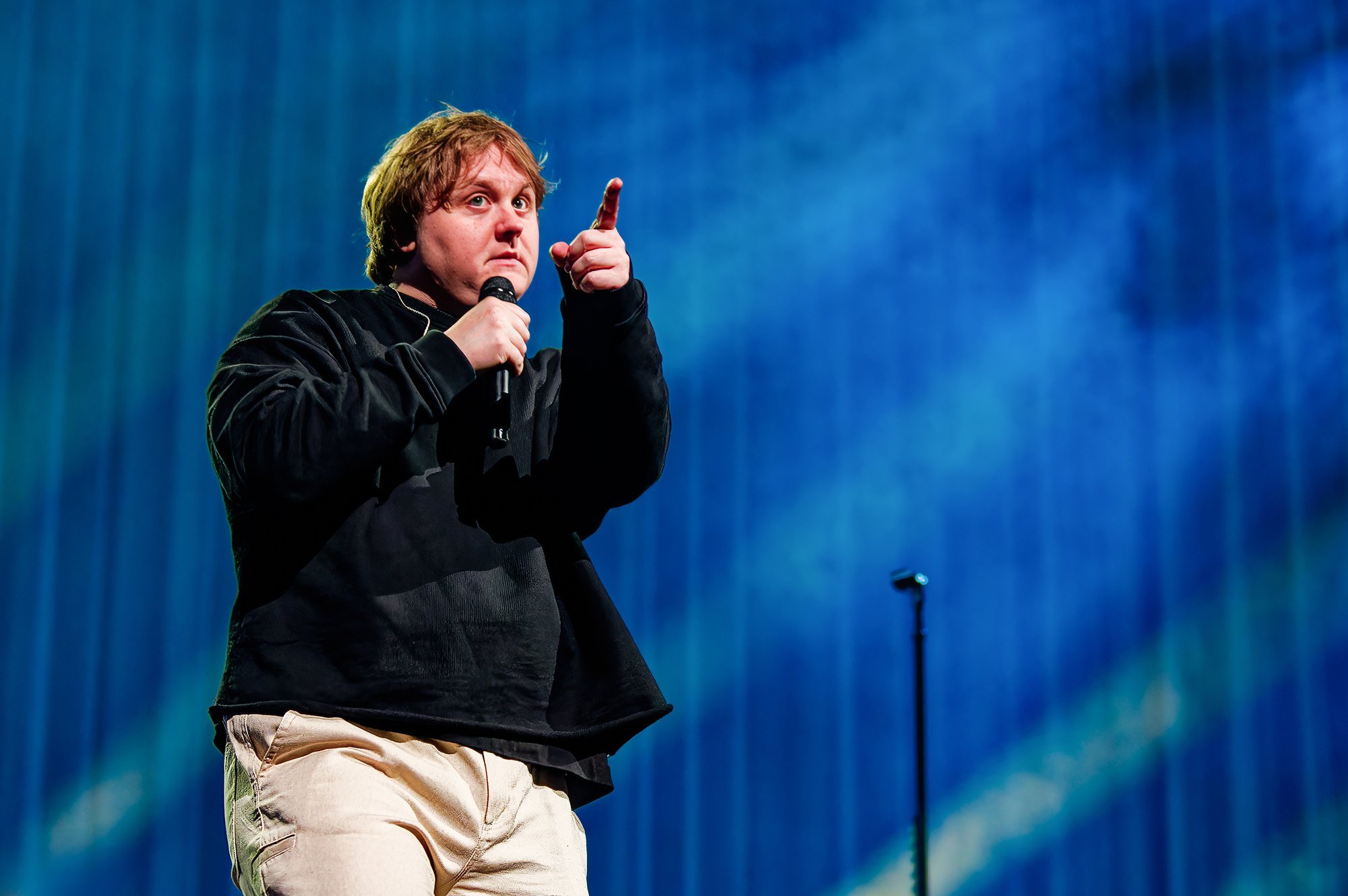 Tagasi lavalaudadel pärast pikka pausi. Lewis Capaldi esineb mai lõpus Vilniuses