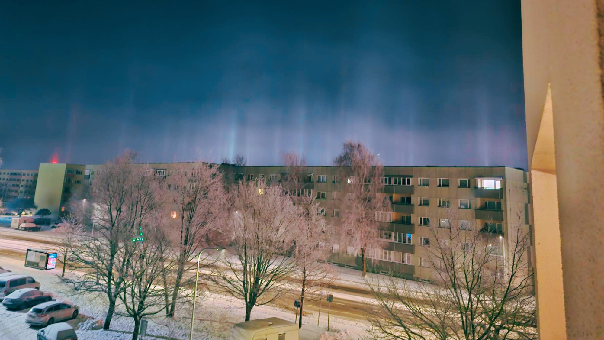 FOTOD | Pärnu müstilised valgussambad tekitasid elanikes imestust