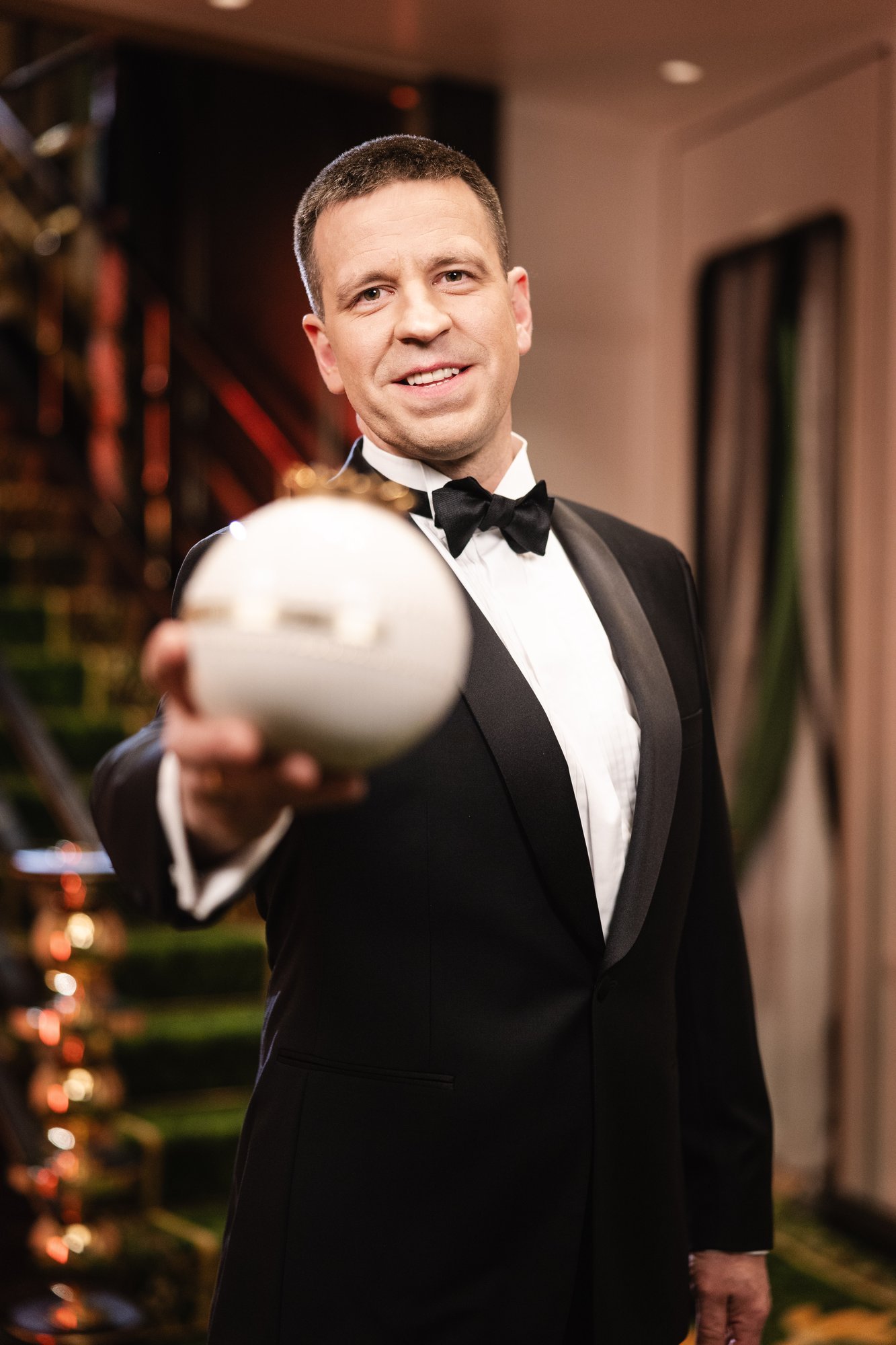 KLIPP | Ruumikas elutuba, avar köök ja rõdu! Europarlamendi liige Jüri Ratas avas oma Brüsseli kodu uksed