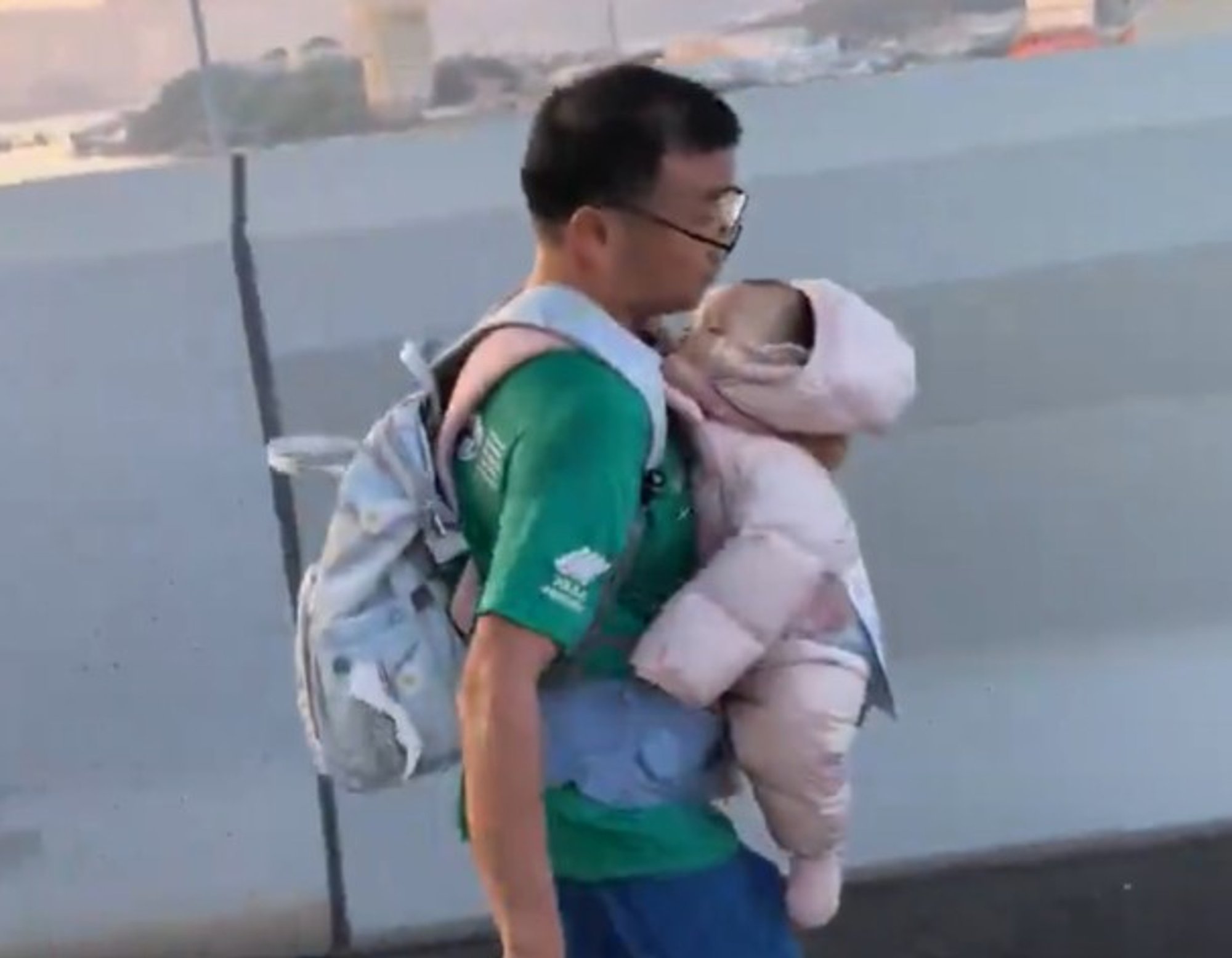 VIDEO | Beebiga Hong Kongi maratoni jooksnud mees sai kaela lapse väärkohtlemise uurimise