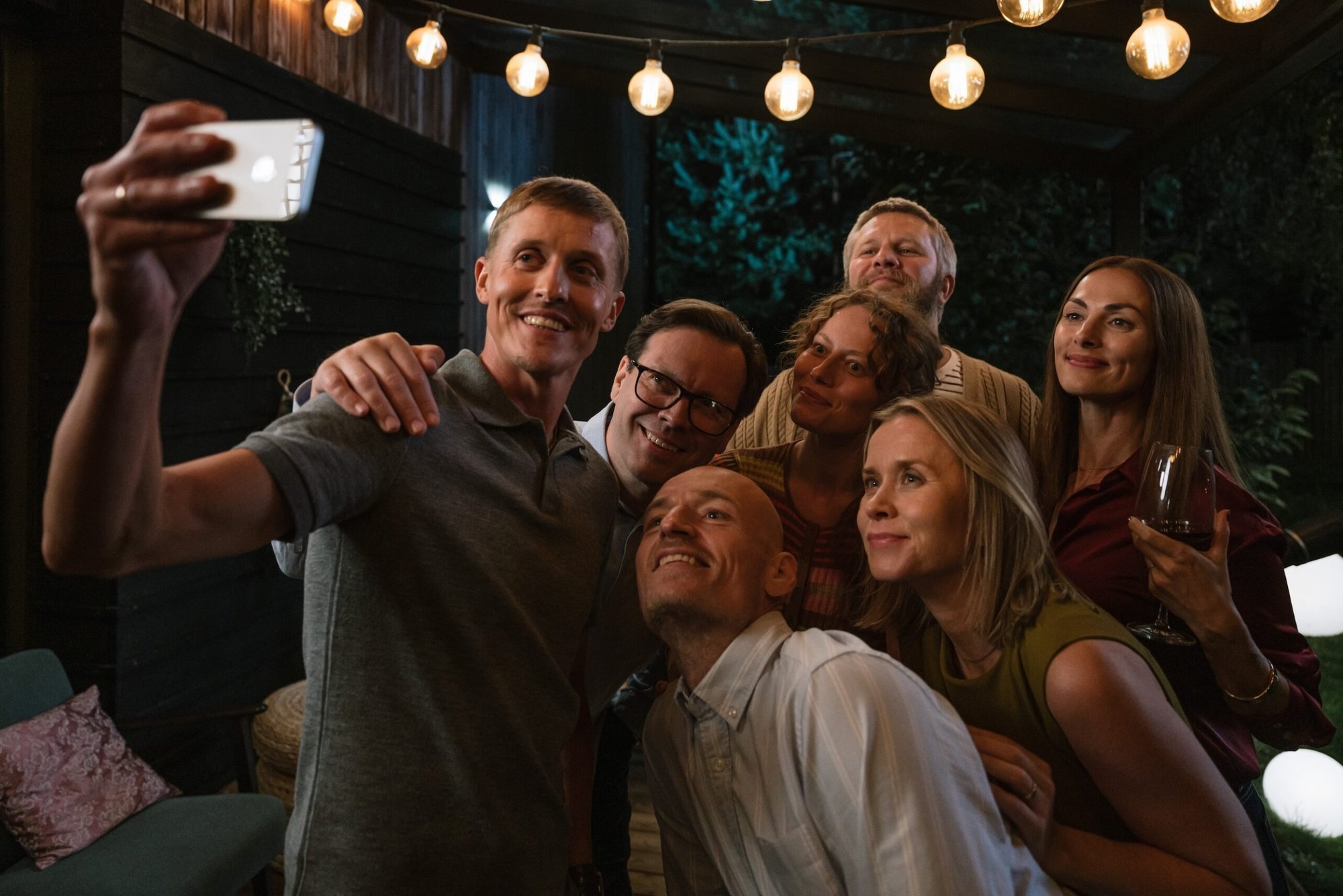 ARVUSTUS | „Täiuslikud võõrad“ näitab, et huumor ja tõsiseltvõetavus ei pea olema vastandid