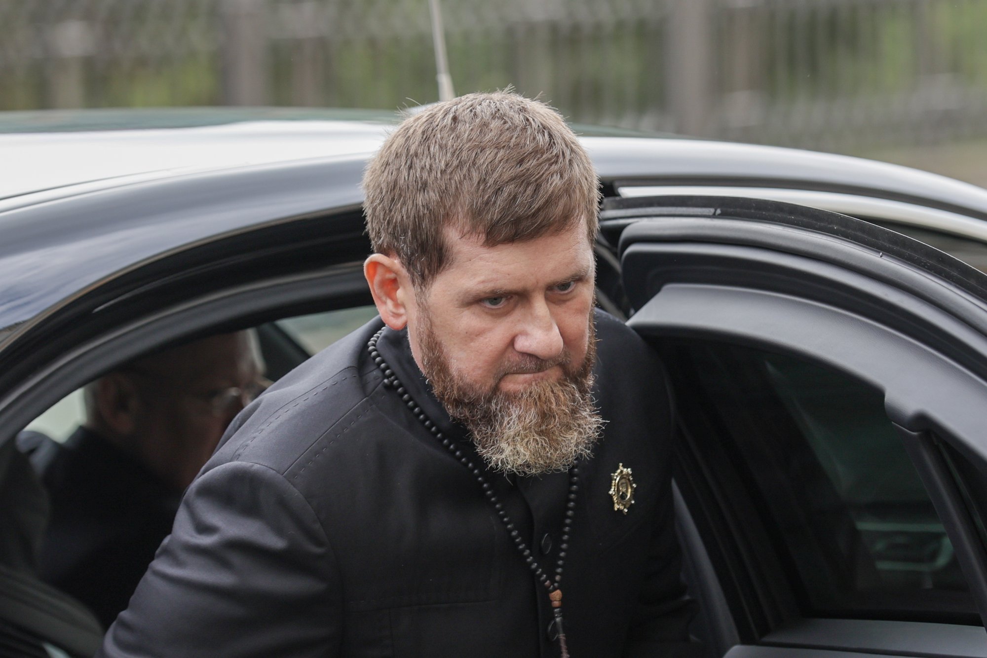 VIDEO | Tšetšeenia liider Ramzan Kadõrov andis taas elumärki, kuid liigub nüüd jalutuskepi toel