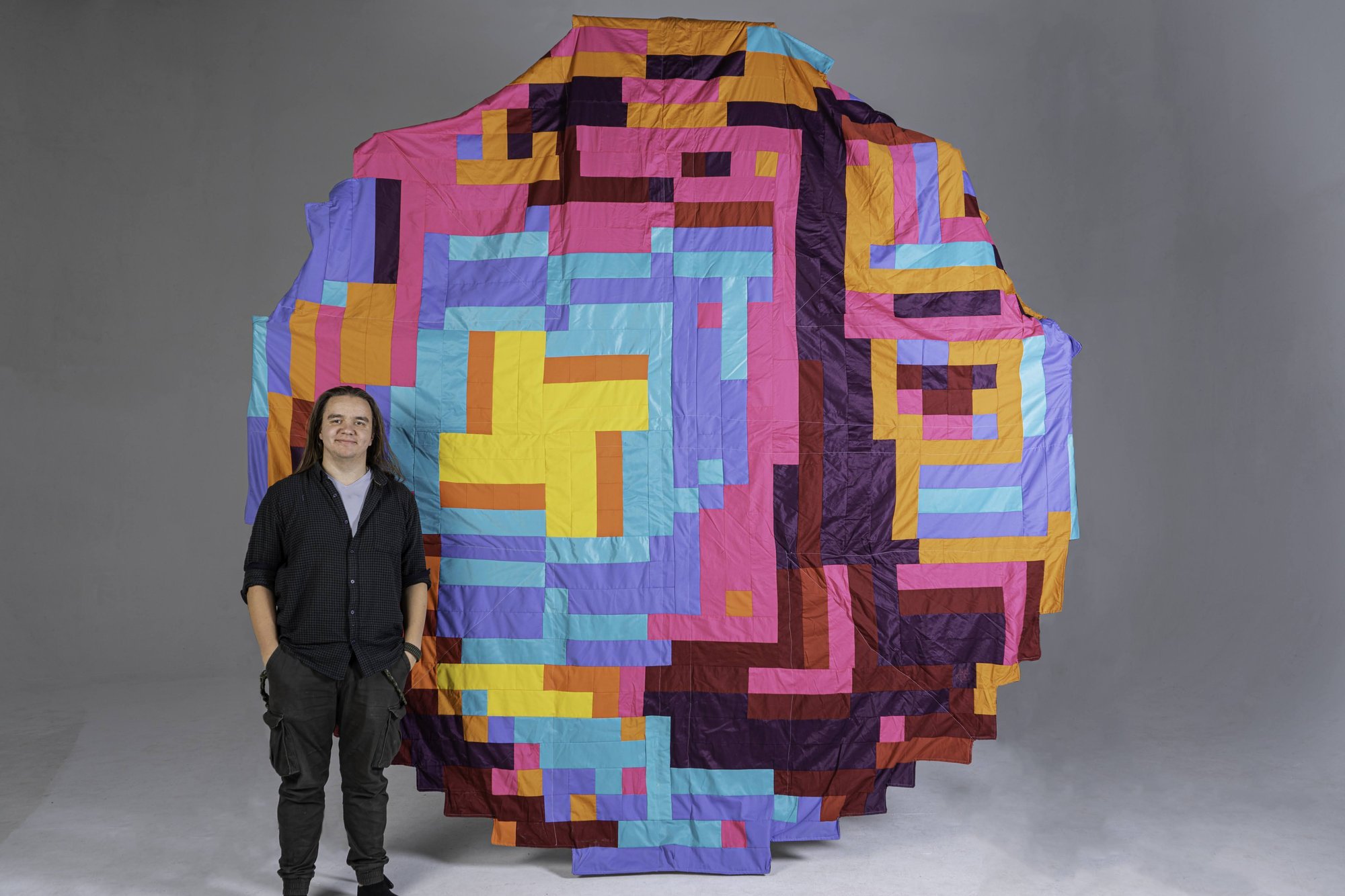 Noor mees õmbleb võimsaid lapitekke ja unistab kodundusõpetaja ametist