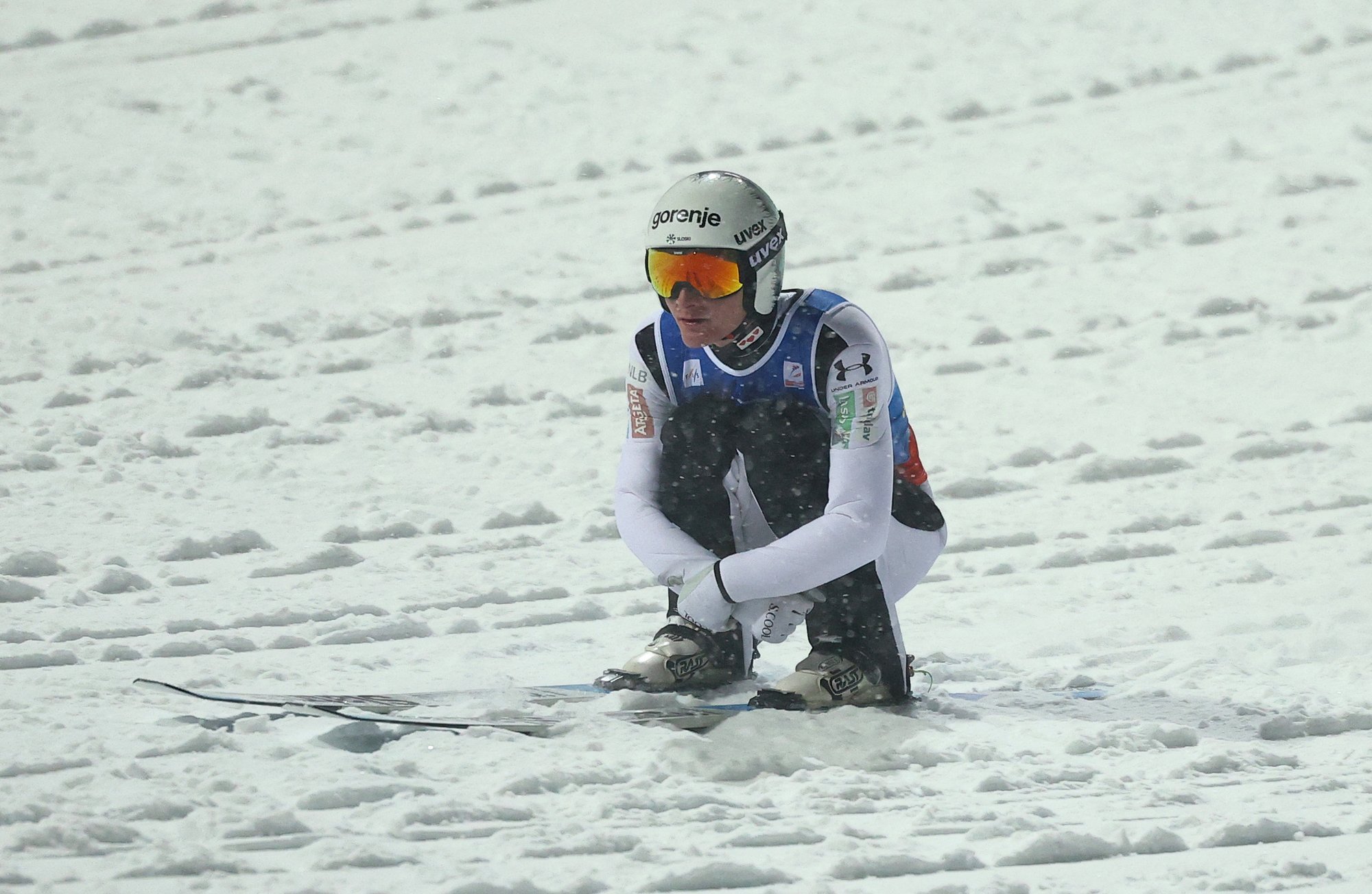 VIDEO | „Ma pole kunagi midagi sellist näinud.“ Maailma parima suusahüppaja suusad tulid mäest alla, sportlast ise mitte