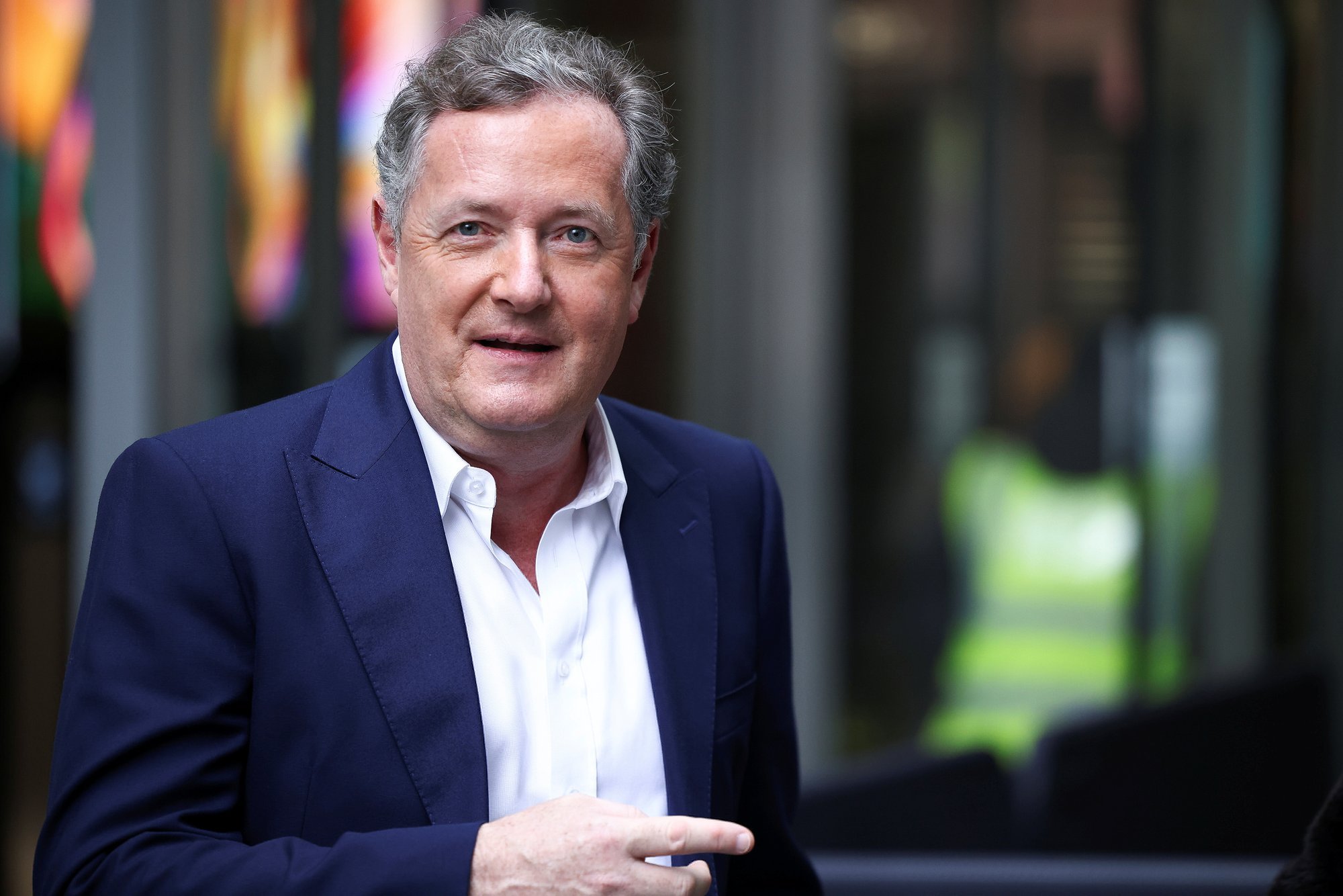 KLÕPS | Saatejuht Piers Morgan toimetati haiglasse. Taastumine võtab kolm kuud