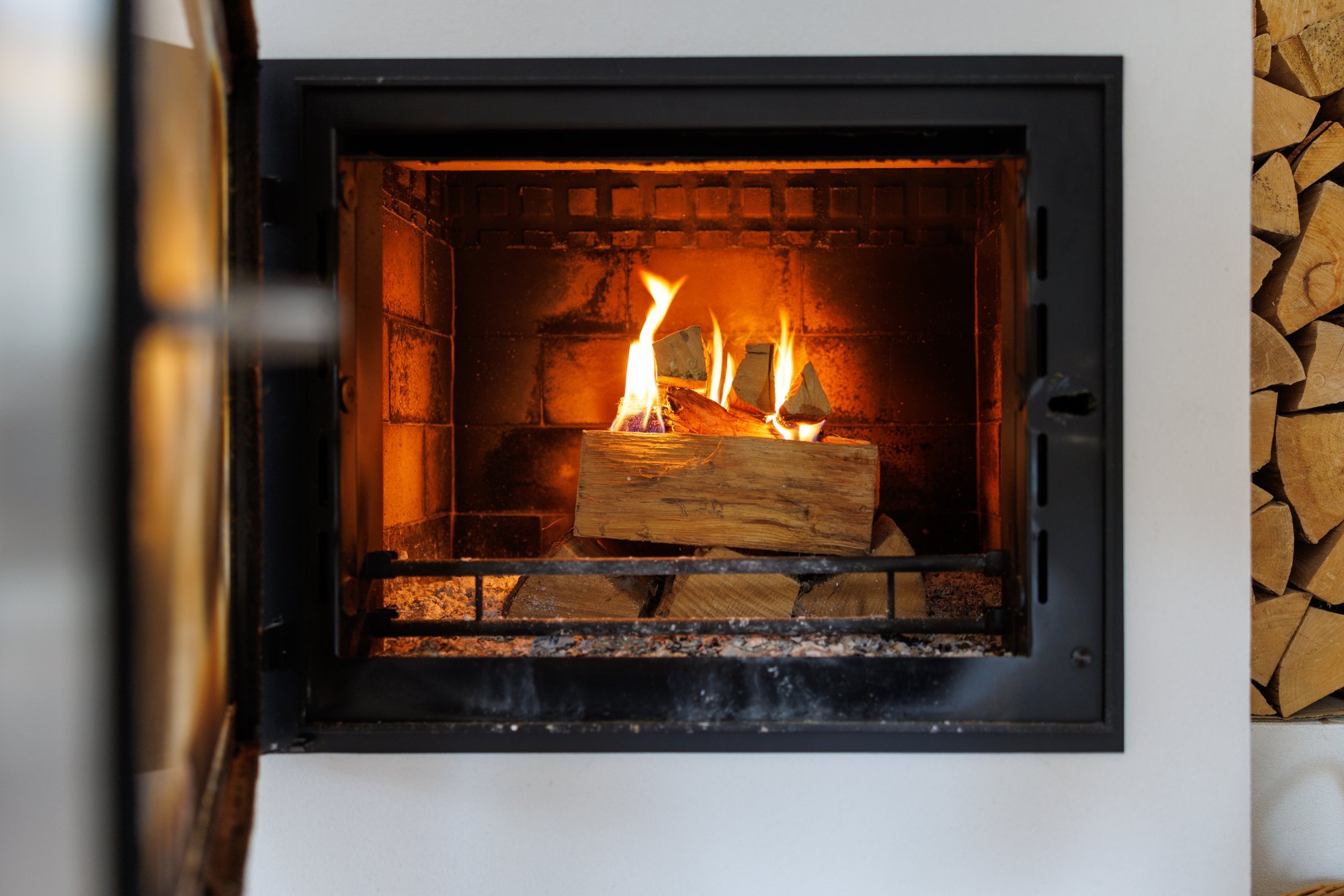 Pakasega ei tasu ahju lõhki kütta – kodu kütmisel arvesta kindlasti nende soovitustega ja ära usu müüte!