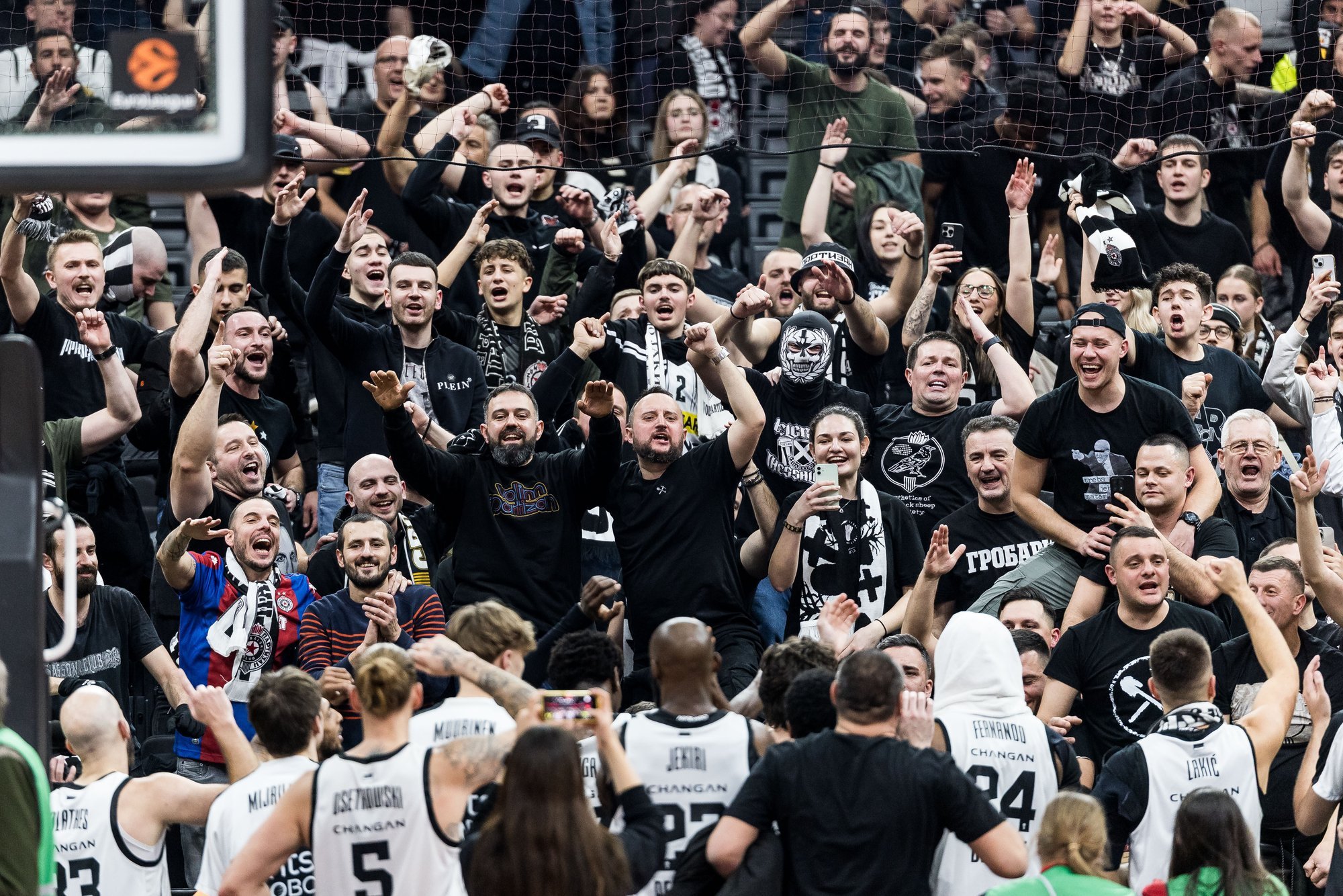 Euroliiga mängus üle käte läinud fännid tõid Belgradi Partizanile kopsaka trahvi kaela