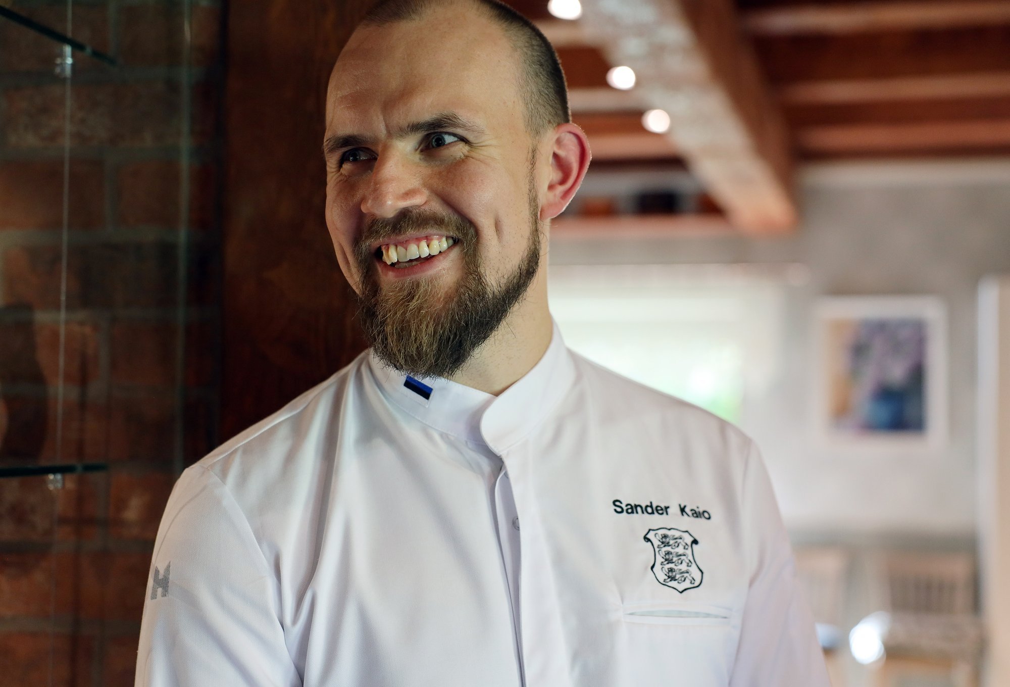 Presidendi peakoka Sander Kaio päev algas kell 6 ja lõppeb südaööl: kuidas valmib Estonias tema juhtimisel 15000 suupistet?