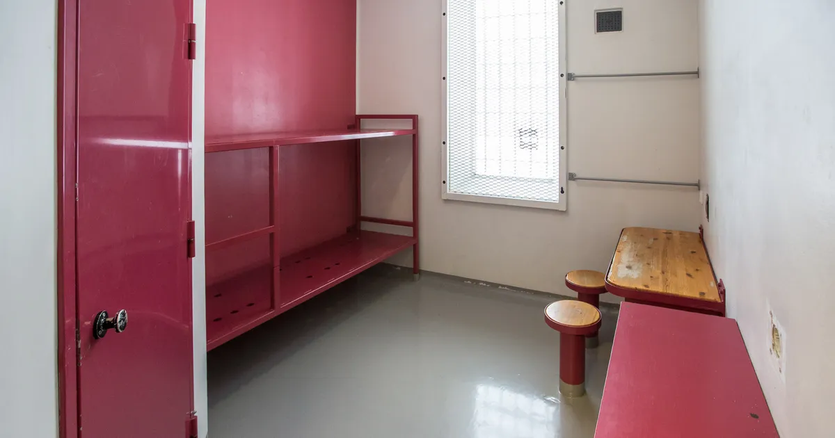 Vanglakambrist leiti alkoholi sisaldavat vedelikku, kirjamargi alt kahtlast ainet