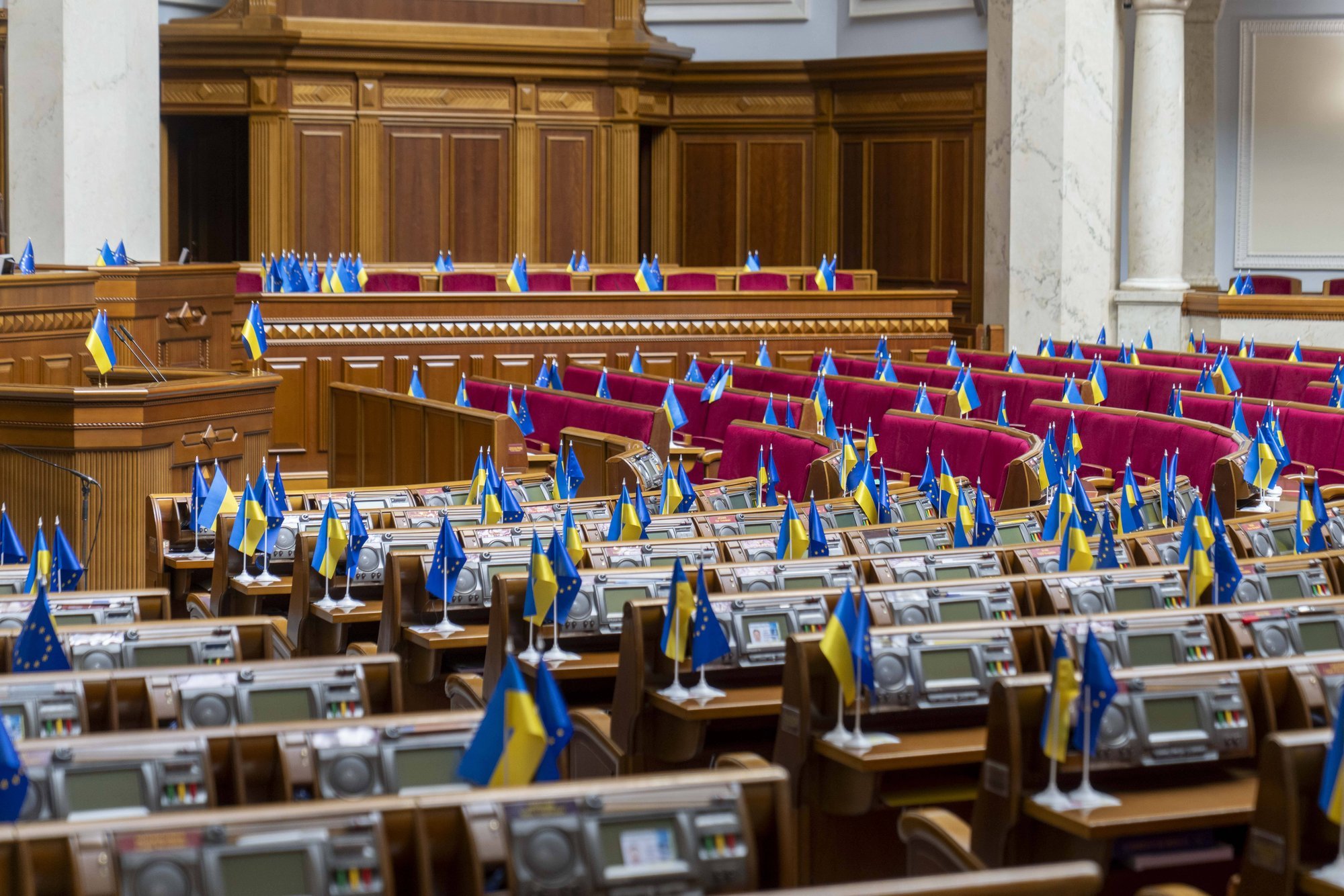 Ukraina ülemraada liikmed haigestusid massiliselt kõhutõppe. Kahtlustatakse sööklat