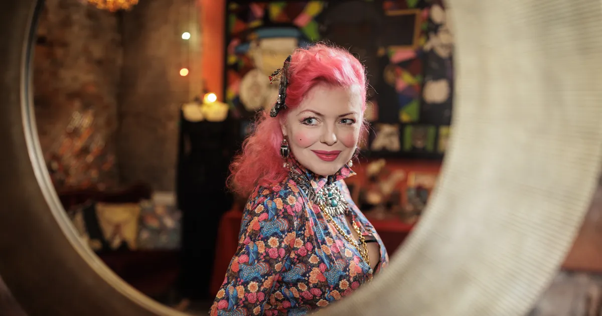 SEITSMES ABIELU LÄBI! ⟩ Beatrice Fenice naudib hellusi juba uue salapärase härraga