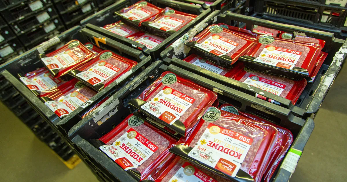 FOTO ⟩ Kas rikuti hoiustamise tingimusi? Raadiosaatejuht seadis kahtluse alla Maxima hakkliha värskuse