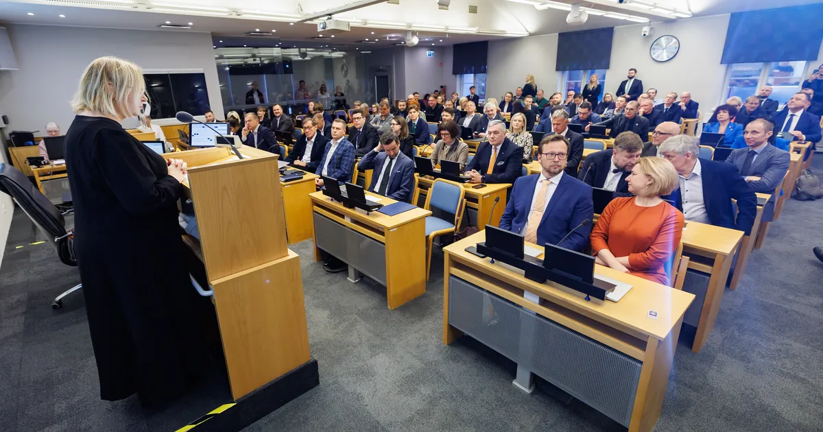 OTSE POSTIMEHEST ⟩ Lavly Perling: kui Savisaar jagas küttepuid ja kartuleid abivajajatele, siis nüüd jagatakse raha kõigile