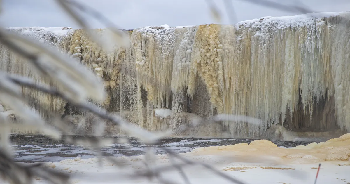 ÕNNETUSED EI HEIDUTA ⟩ Hoiatustele vaatamata käis Jüri Ratas külmunud fenomeni vaatamas: meeles olid need kaadrid, kus suur jäämass alla kukkus