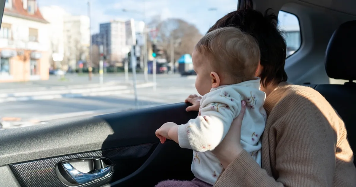 KÕHE VIDEO ⟩ Hooletu ema pisipõnn lendas keset sõitu autost välja