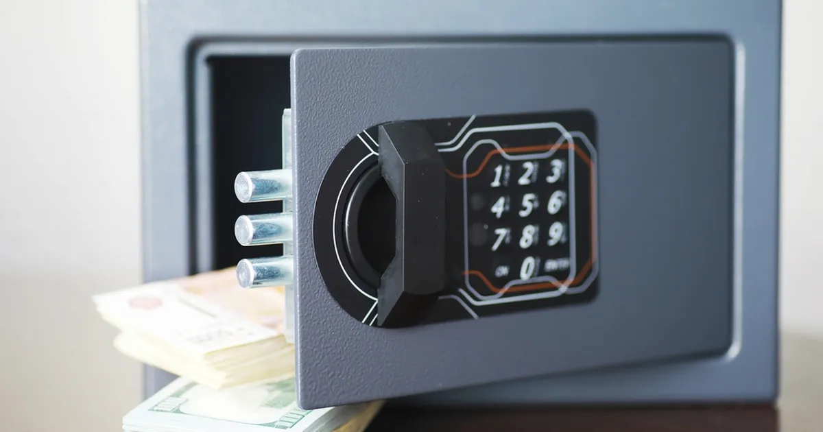 Koolipoiss kasutas seifi avamiseks uskumatut nippi, täiskasvanud on hämmingus