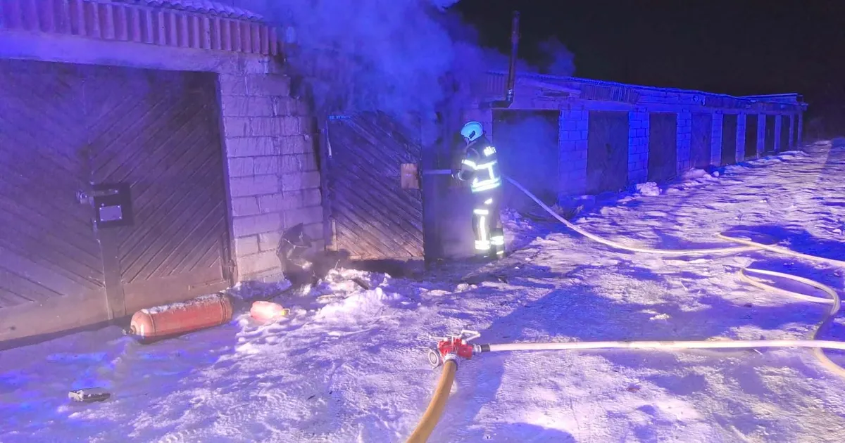 PILDID ⟩ Põltsamaa lähistel põles garaaž, Mustvee kandis kõrvalhoone