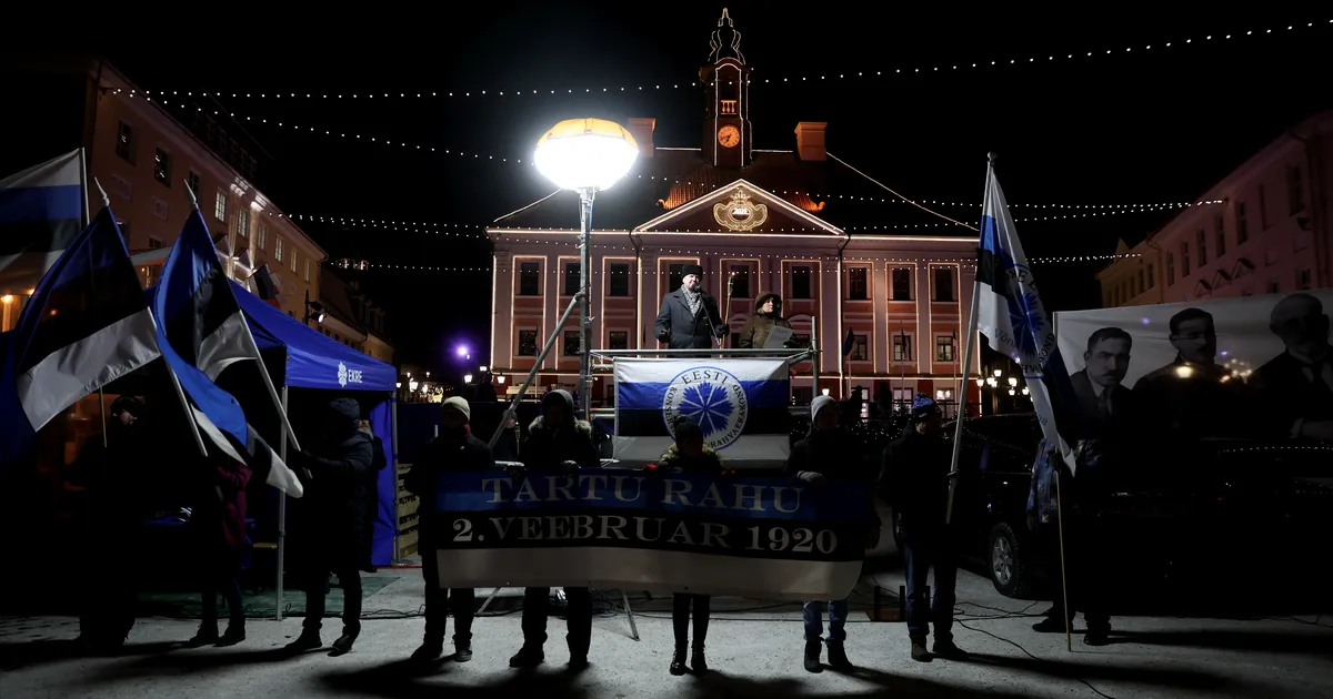 GALERII ⟩ ERKE korraldatud Tartu rahu tõrvikurongkäigul osales üle saja inimese, sündmust jälgis ka punt nende vastaseid