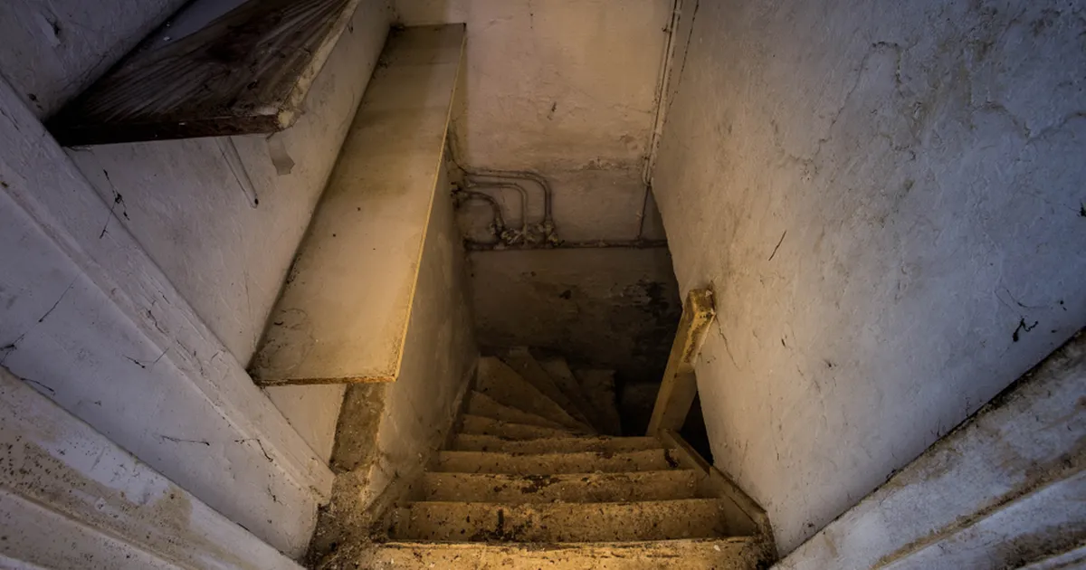 «Mida see kurikas deemoni vastu aitab?» Miljonid inimesed on šokis naise õõvastavast keldrist