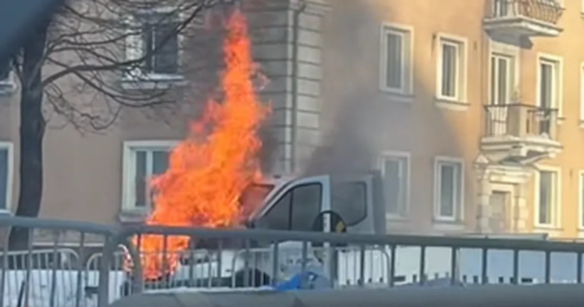 FOTO JA VIDEO ⟩ Tallinnas põles keset teed valge kaubik: leek ulatus umbes meetri kõrgusele