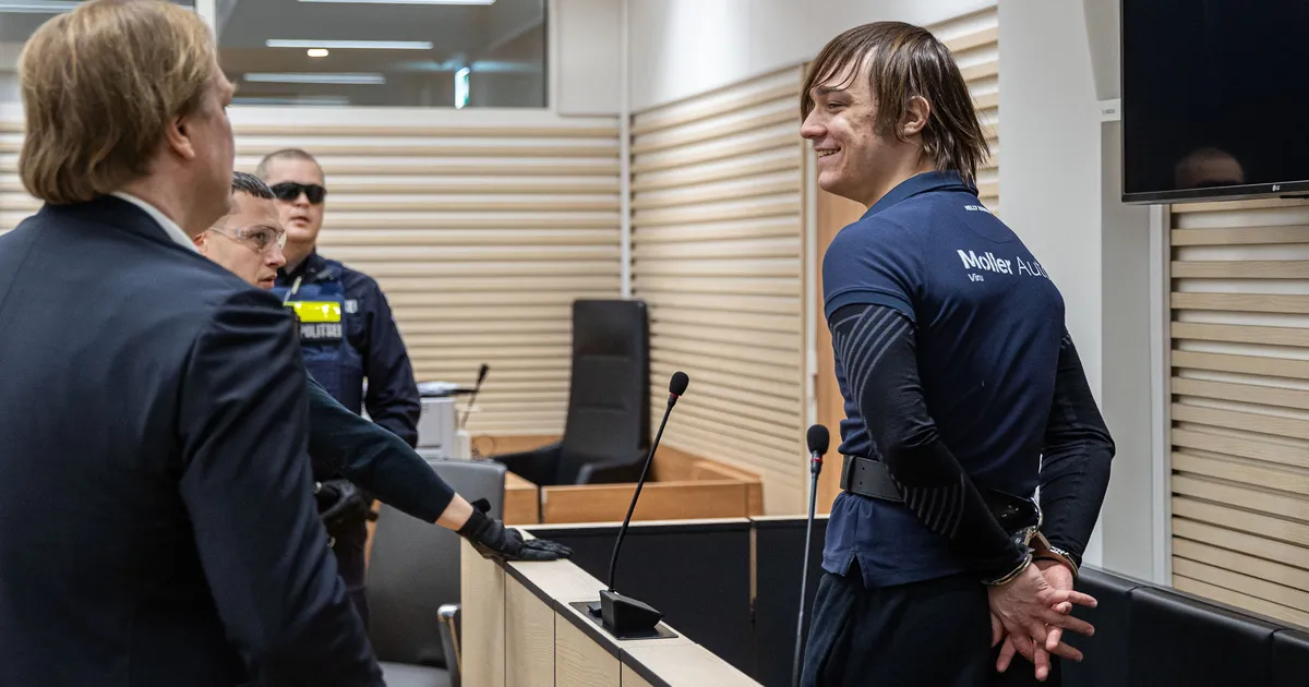 FOTOD JA VIDEO ⟩ Kohtunik katkestas terrorismis süüdistatava käitumise tõttu turvalisuse huvides istungi