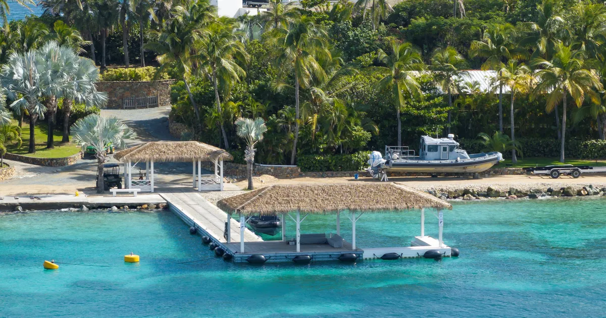 NÄRVESÖÖV ⟩ Vaata videot, kuidas juutuuber põgeneb Epsteini saarelt: «Turva jälitas mind igast nurgast»