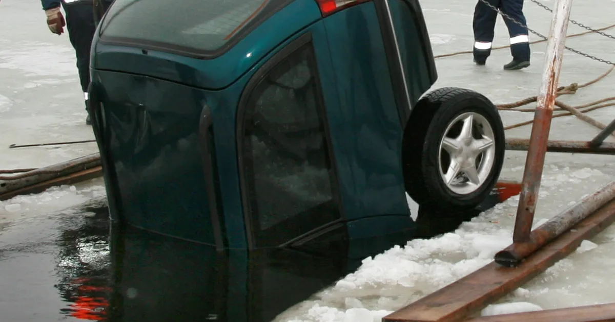 KUIDAS JÄÄTEEL ELLU JÄÄDA ⟩ Ohutusnõuded jääteedel: miks turvavöö tuleb lahti jätta ja uksed hoida kergesti avatavana või autoaknad suisa lahti