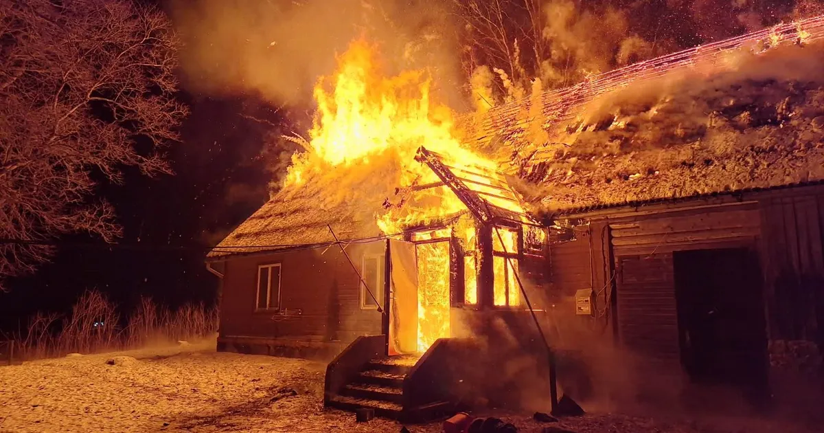 PILDID ⟩ Põltsamaa vallas hävis tules elumaja ja laut, kus oli ka hulk loomi ja kodulinde