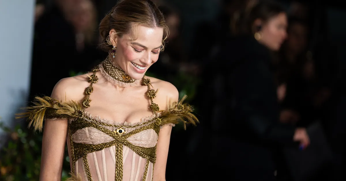 FOTOD ⟩ Näitlejanna Margot Robbie «juustest» kleit jäi erilise käevõru varju