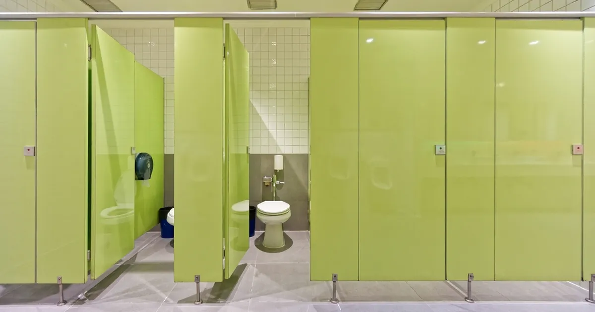 VEIDER VÕI NUTIKAS? ⟩ Need on tegelikud põhjused, miks avalike tualettide uksed ei ulatu põrandani