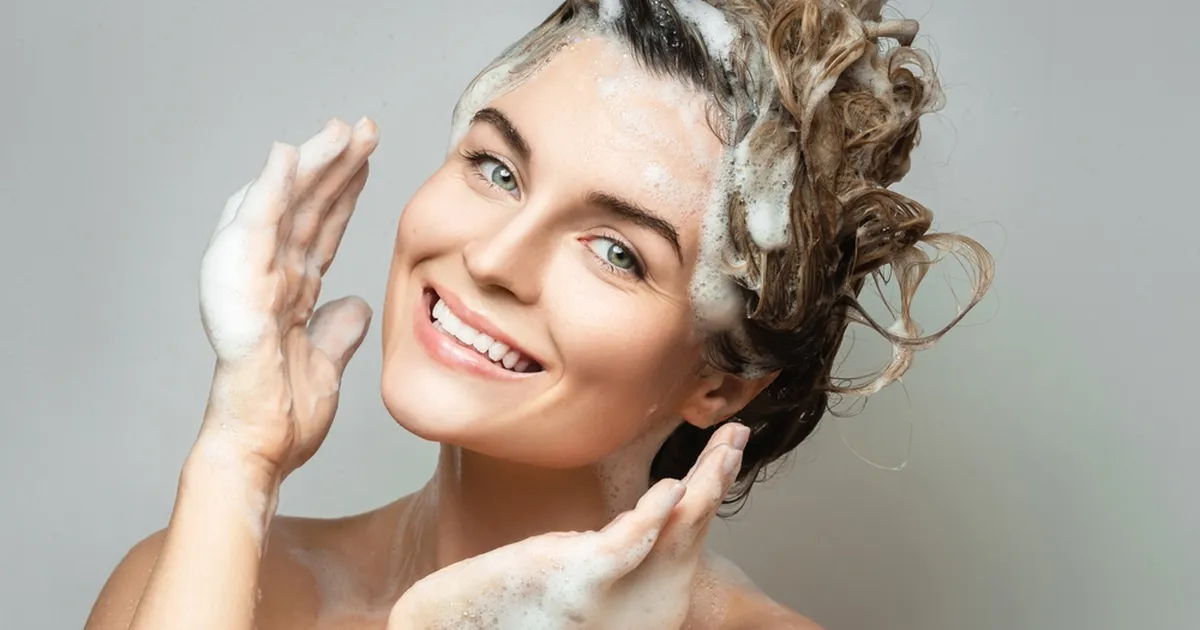 See lihtne juuksepesunipp hoiab kiharad kauem puhaste ja pehmetena