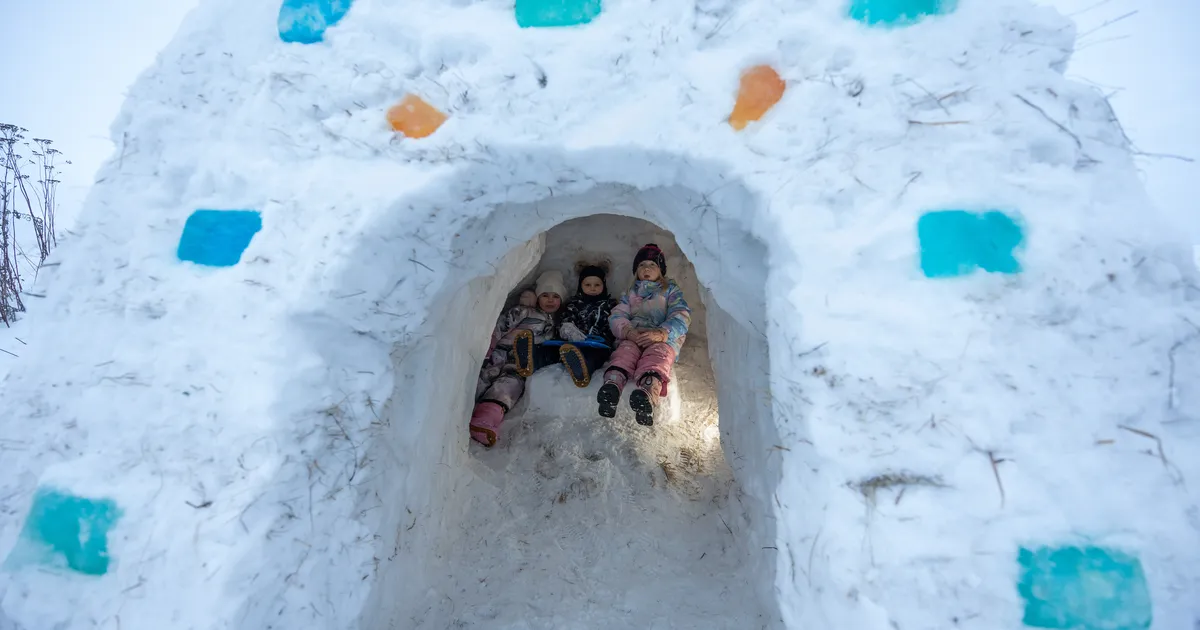 PILDID ⟩ Ränilinna kortermajade vahele kerkisid värvilised lumest ja jääst iglud