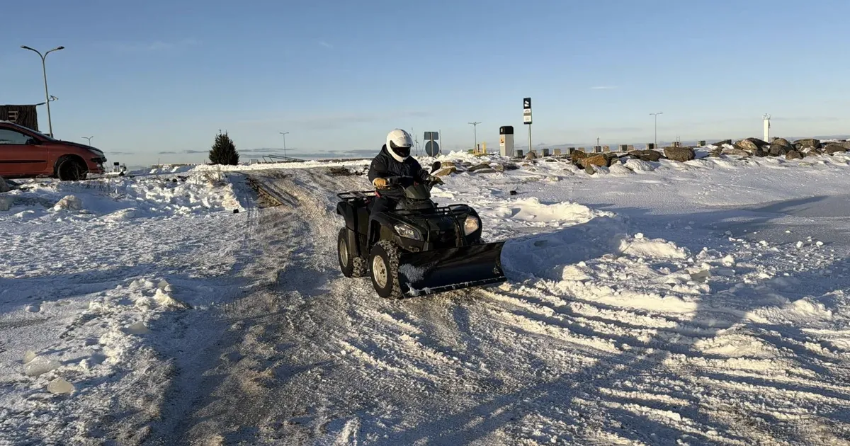 Hiiumaa–Saaremaa jäätee avati ootamatult kiiresti: järjekorrad ulmelised ja ooteaeg kuni kaks tundi